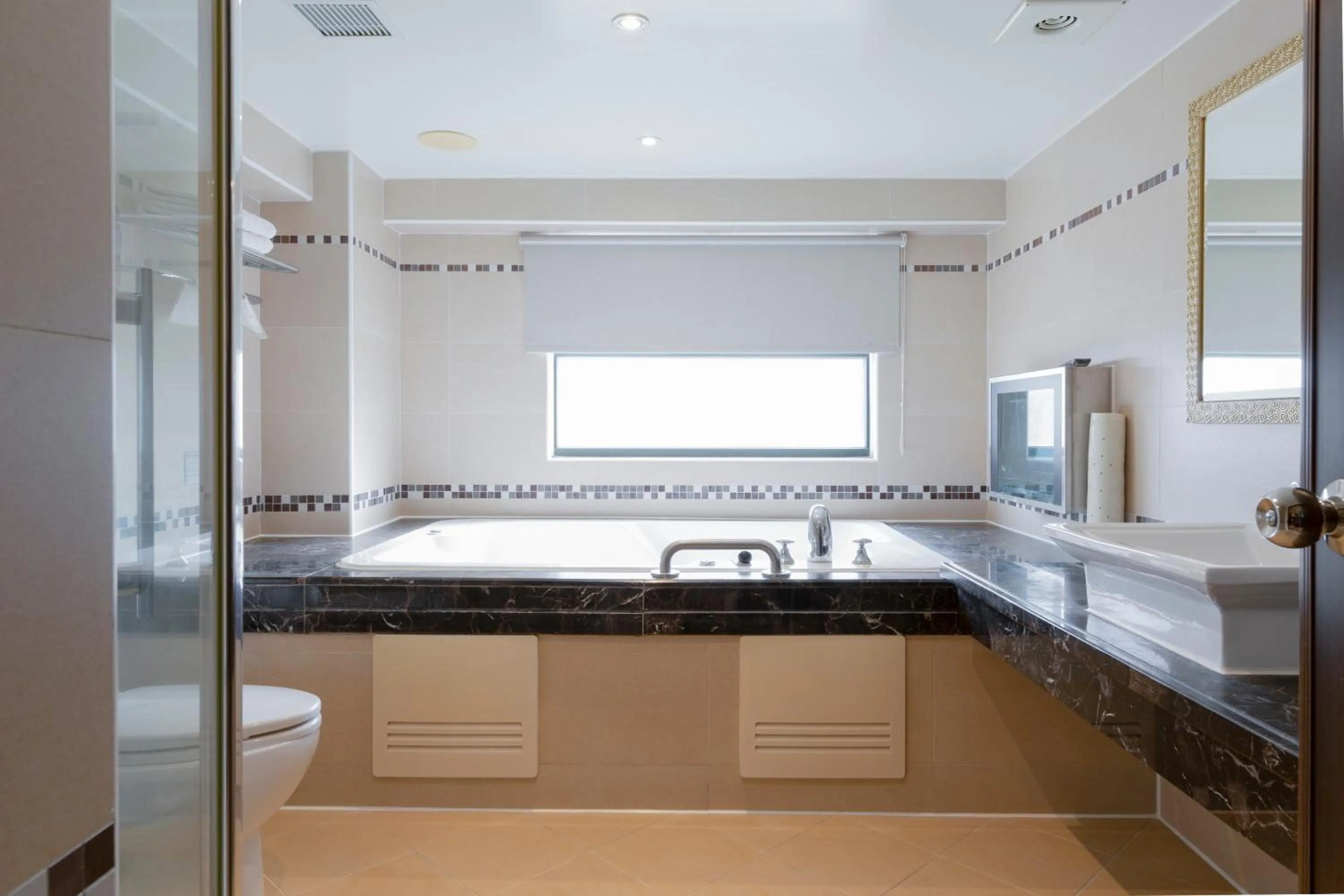 Shower in Shihzuwan Hotel – Kaohsiung Station