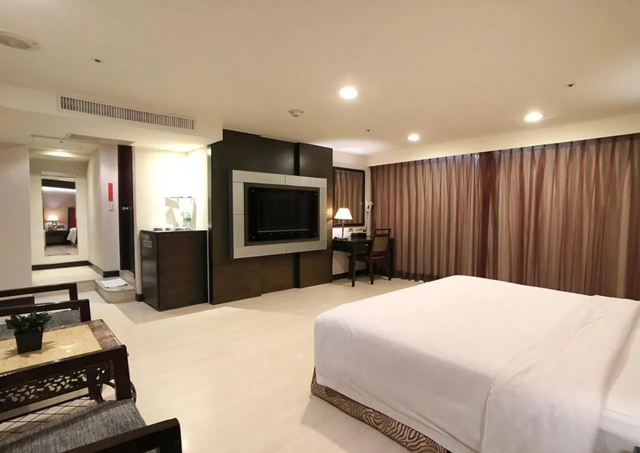 TV and multimedia, Bed in Shihzuwan Hotel – Kaohsiung Station