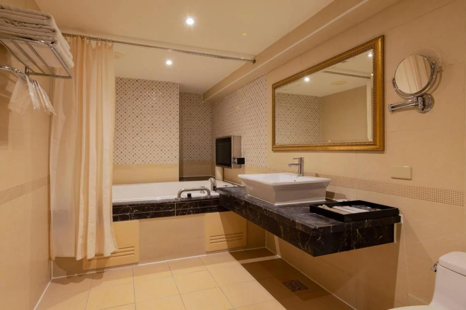 Bed in Shihzuwan Hotel – Kaohsiung Station