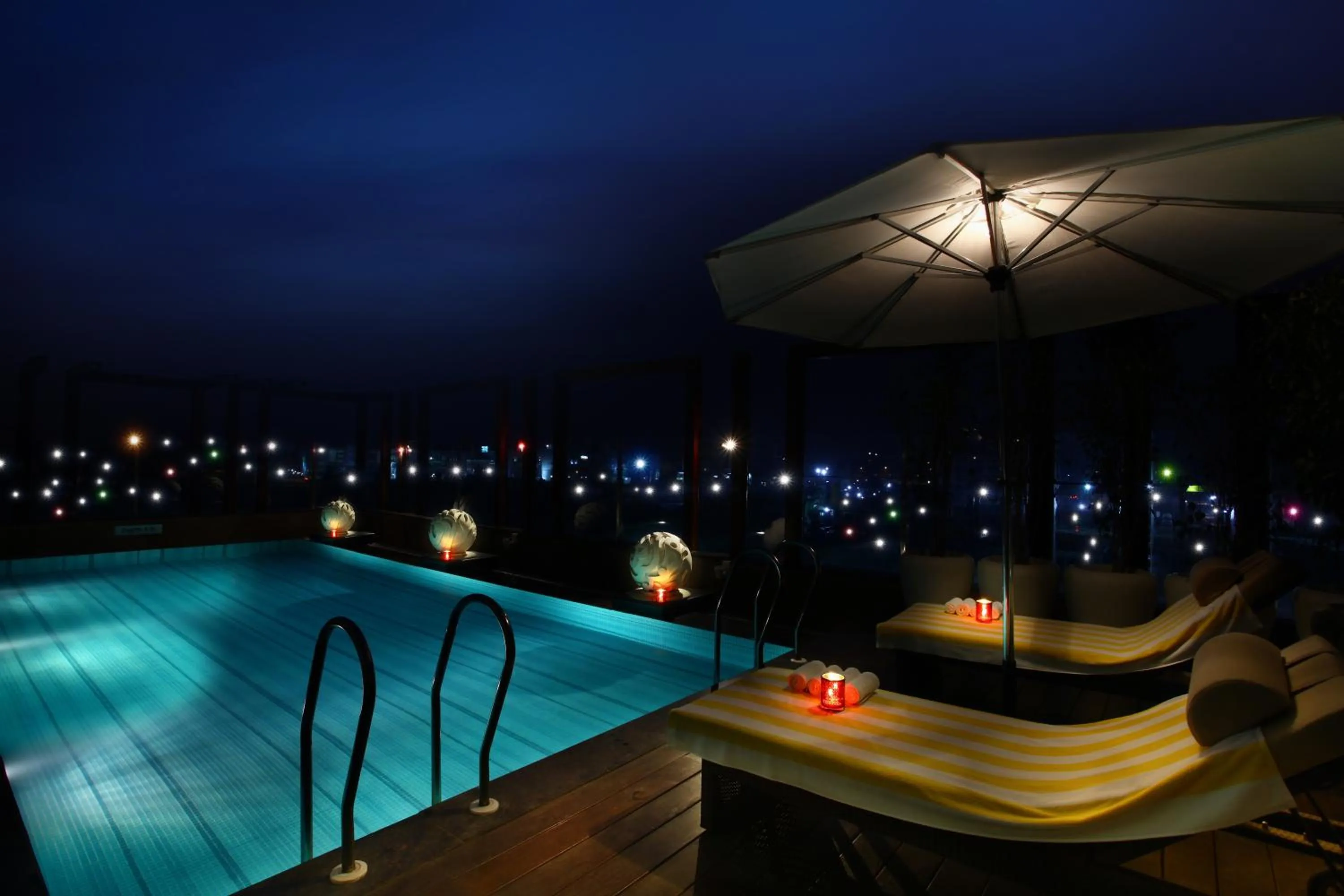 Swimming pool in Park Plaza Shahdara