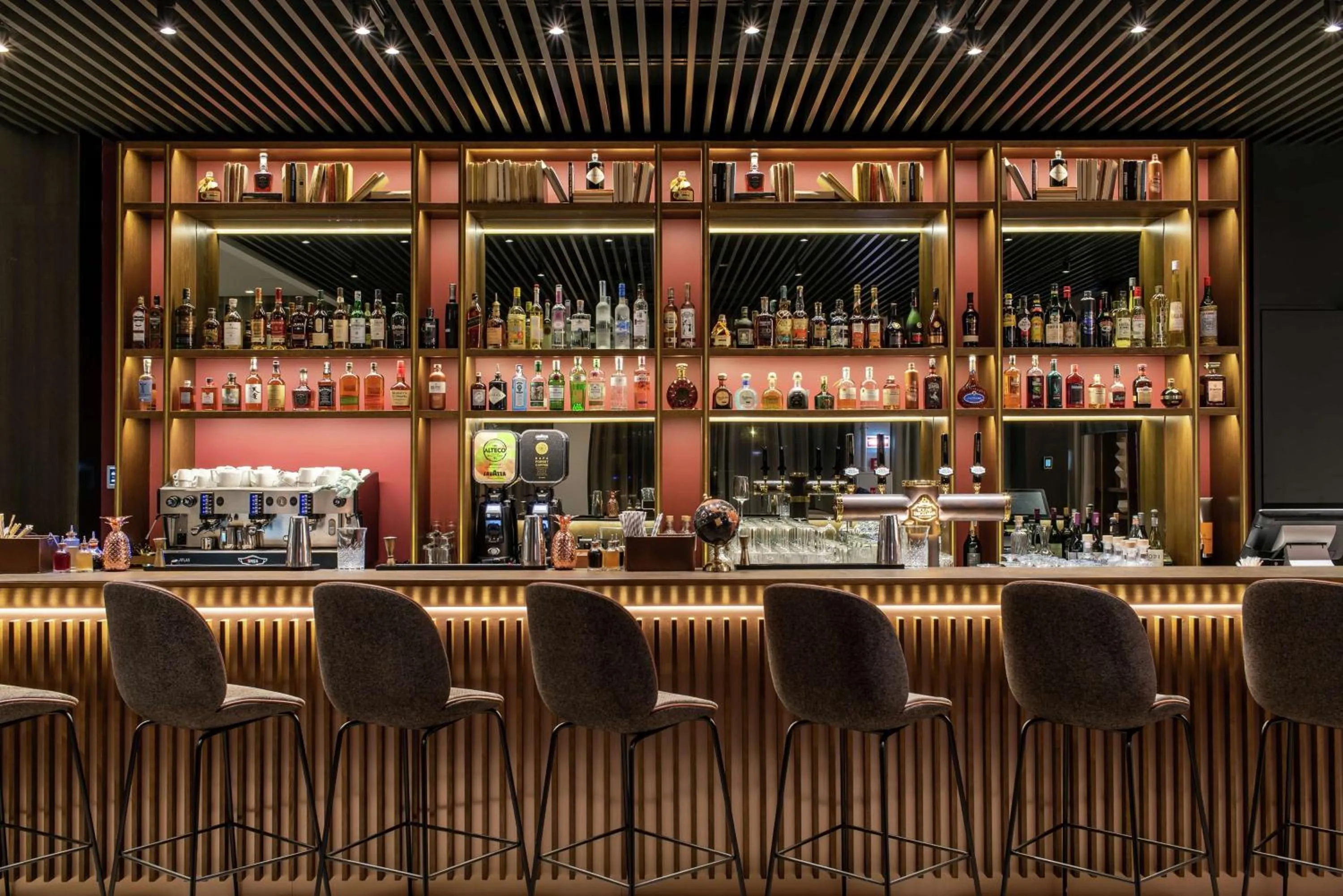 Lounge or bar in Hilton Garden Inn Vilnius City Centre