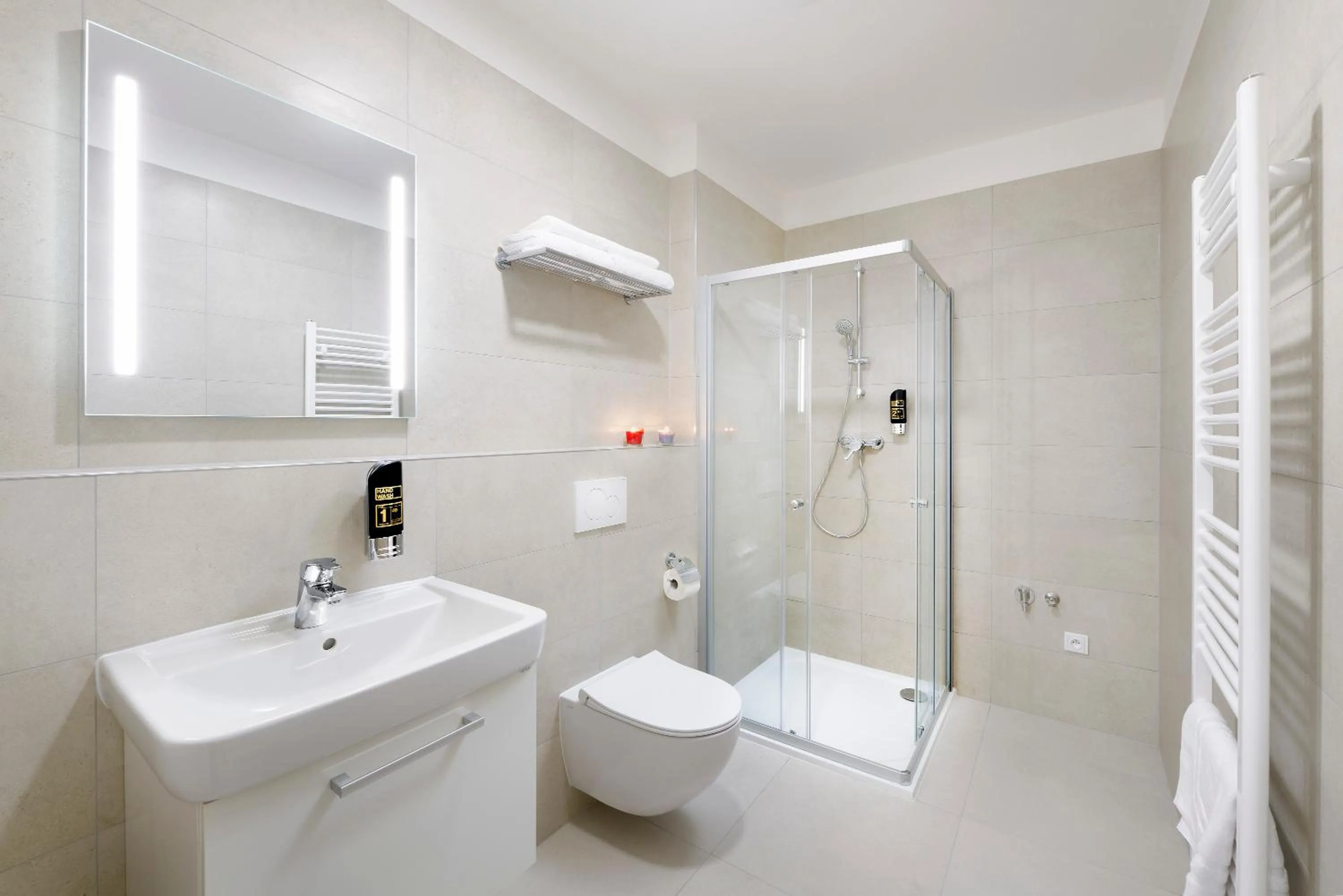 Shower in DownTown Suites Jugoslavska