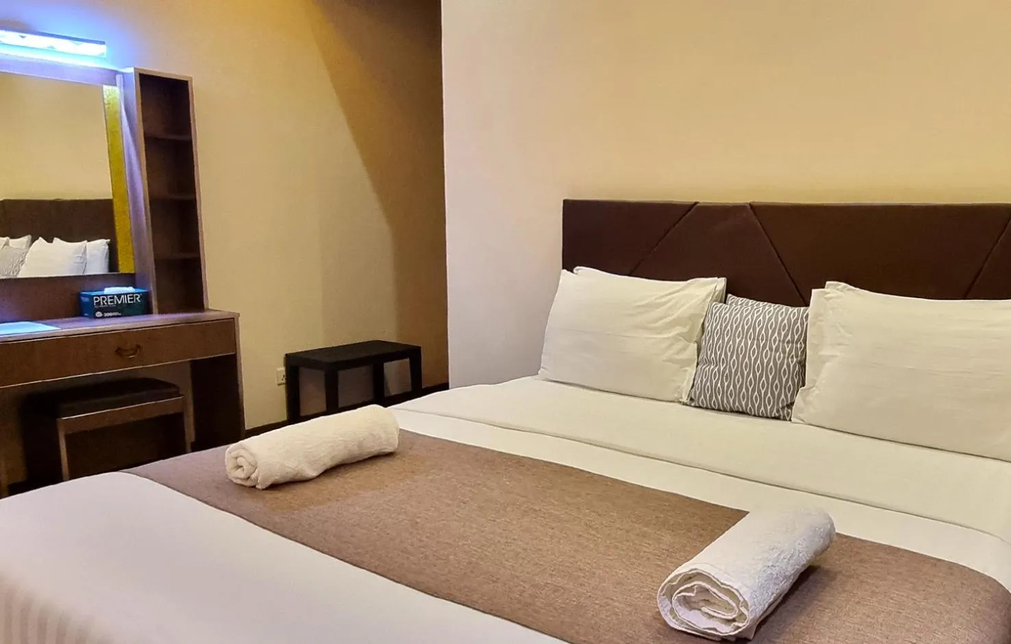 Bedroom, Bed in Isle Royal Inn