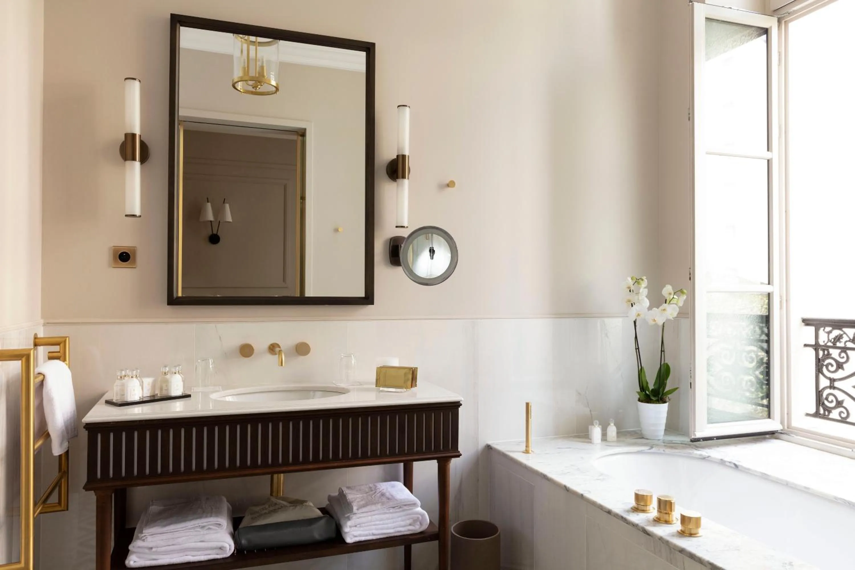 Bed in Les Jardins du Faubourg Hotel & Spa by Shiseido