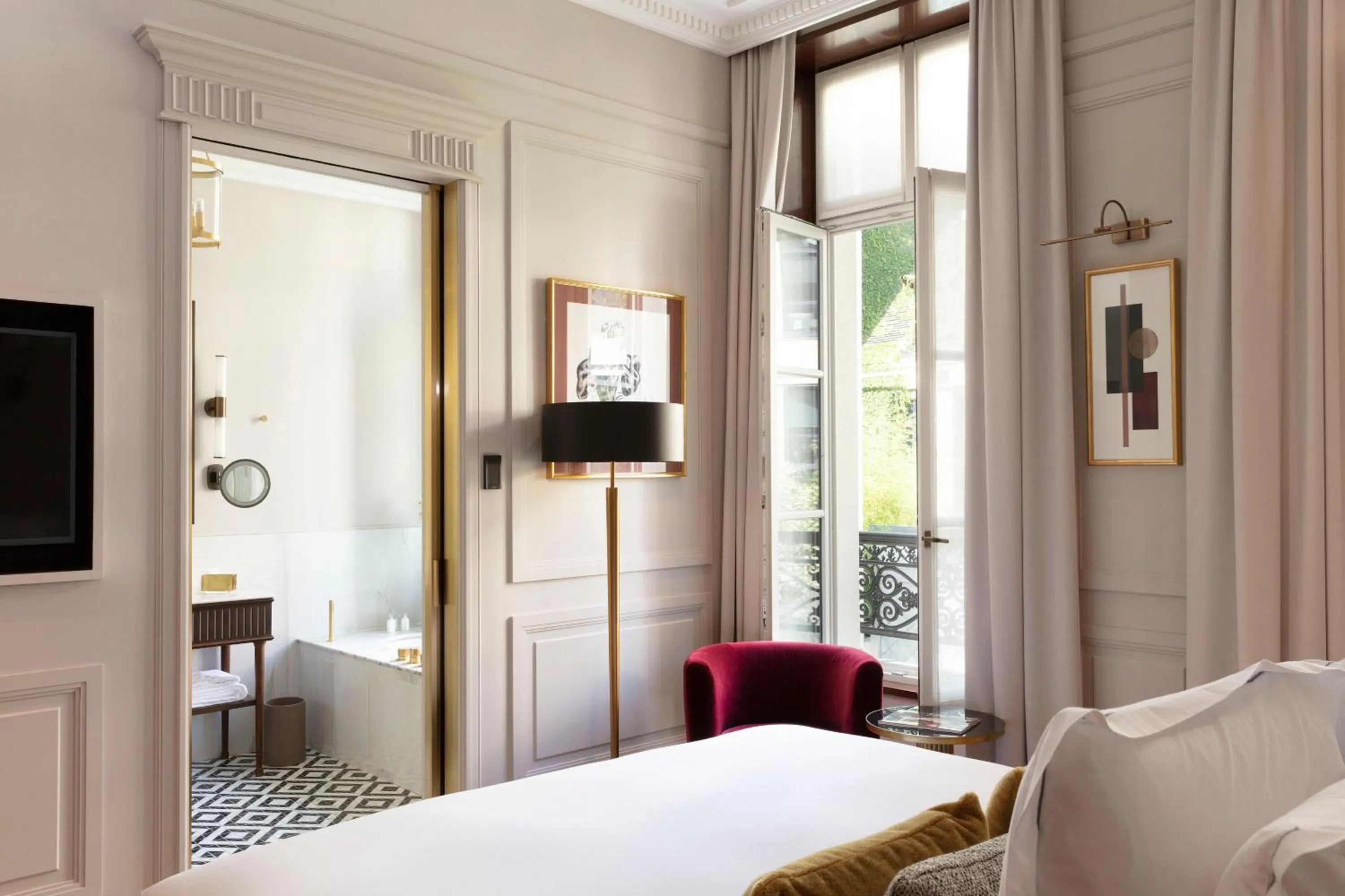 Bedroom, Bed in Les Jardins du Faubourg Hotel & Spa by Shiseido
