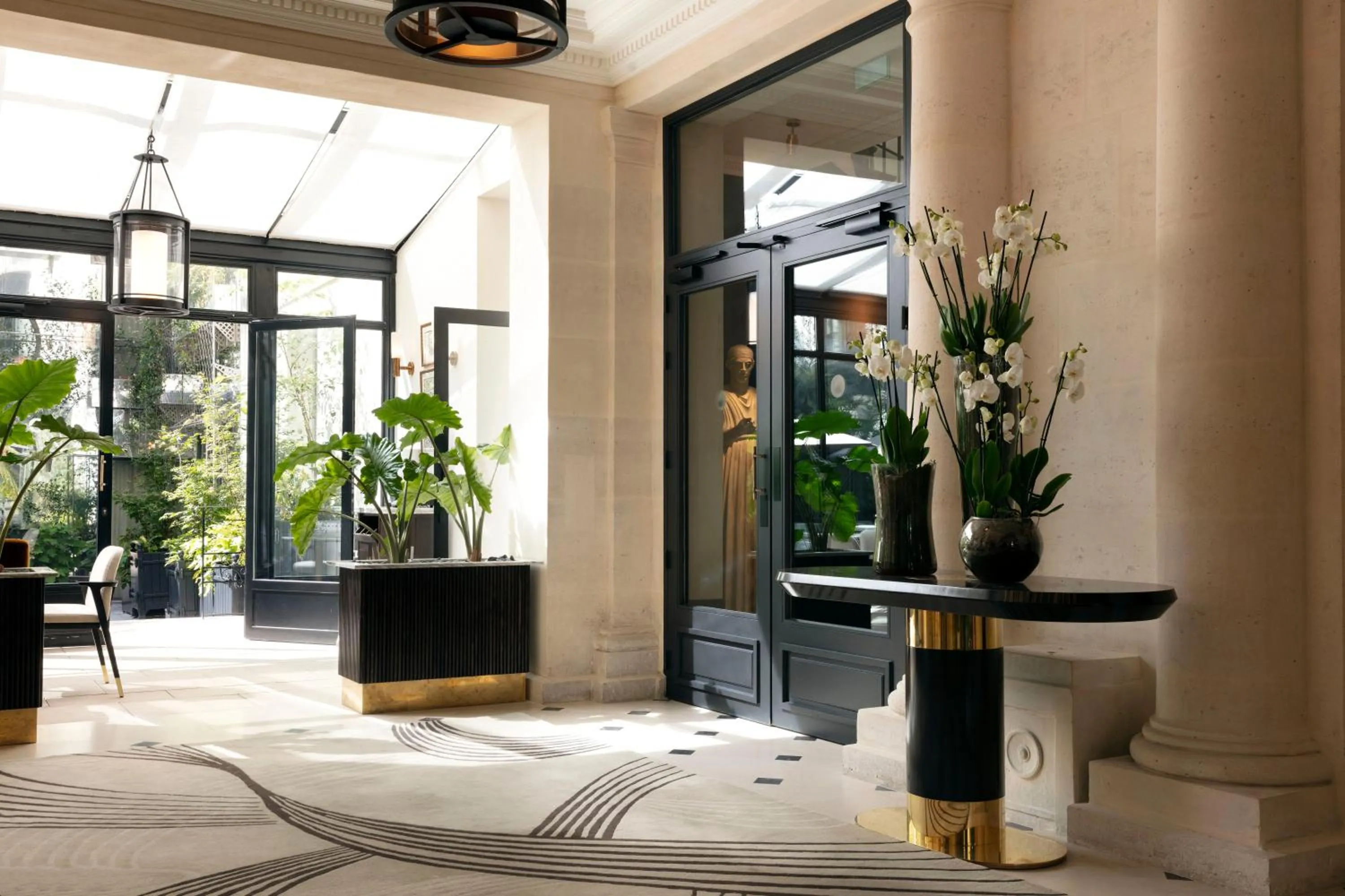 Lobby or reception in Les Jardins du Faubourg Hotel & Spa by Shiseido