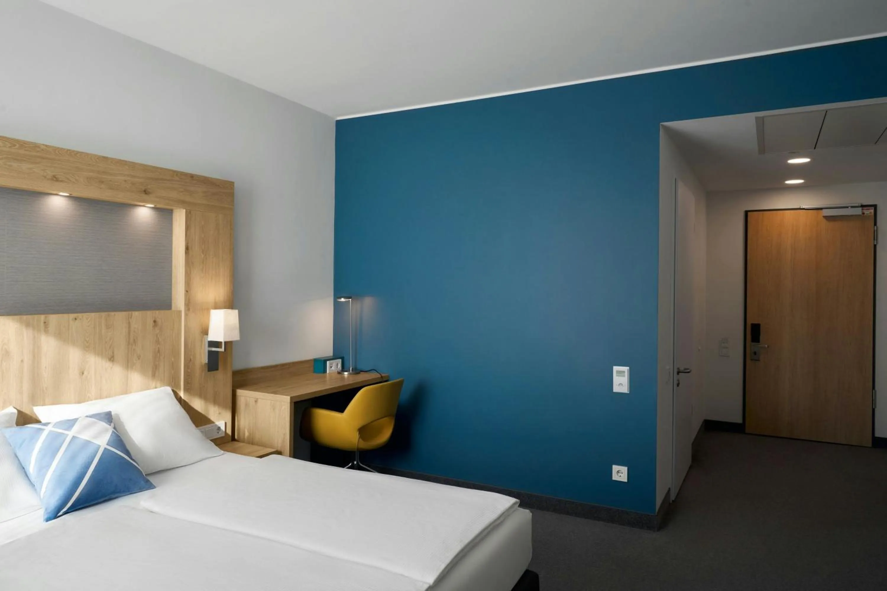 Photo of the whole room, Bed in Four Points Flex by Sheraton Bochum