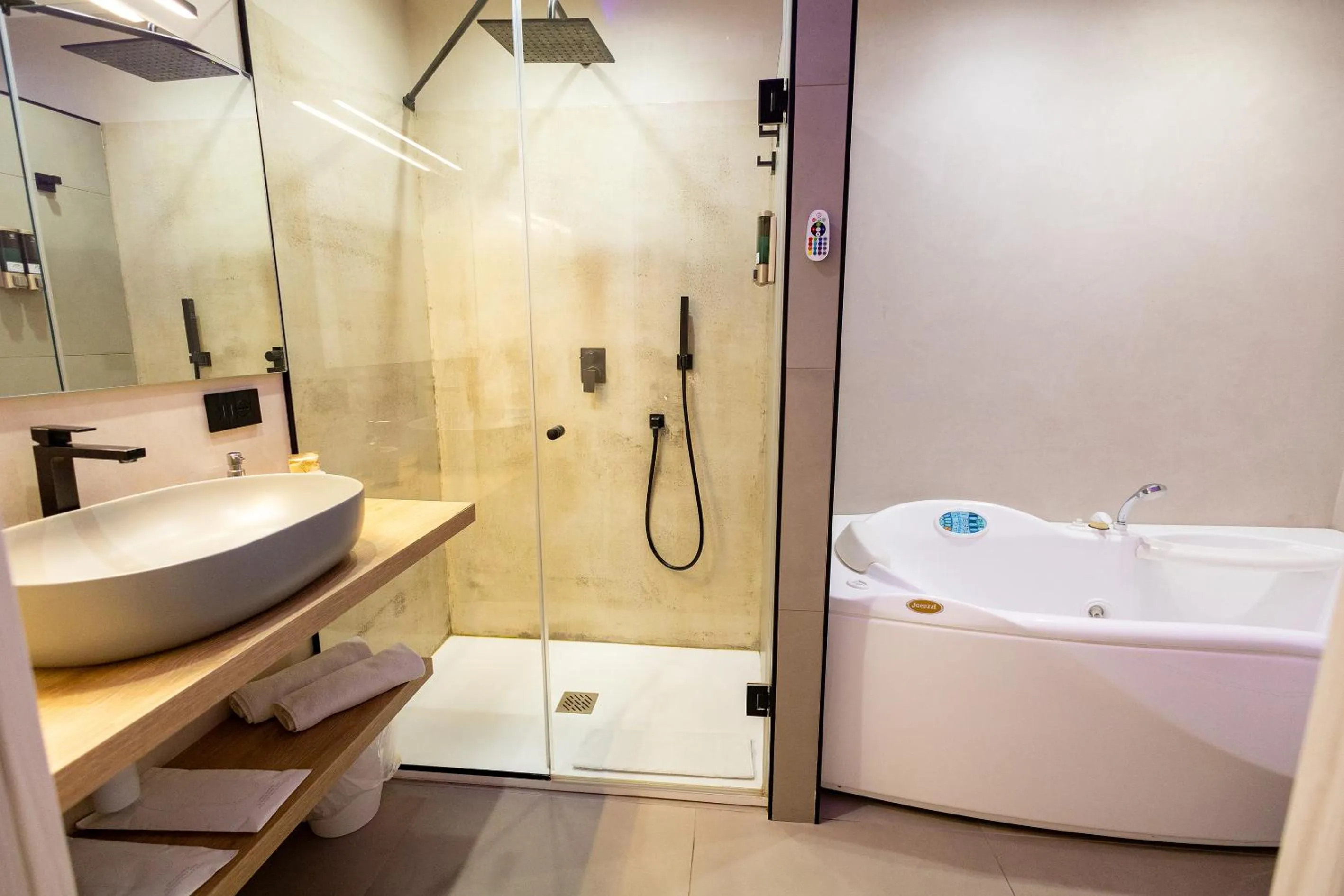 Shower in Marty Luxury B&B