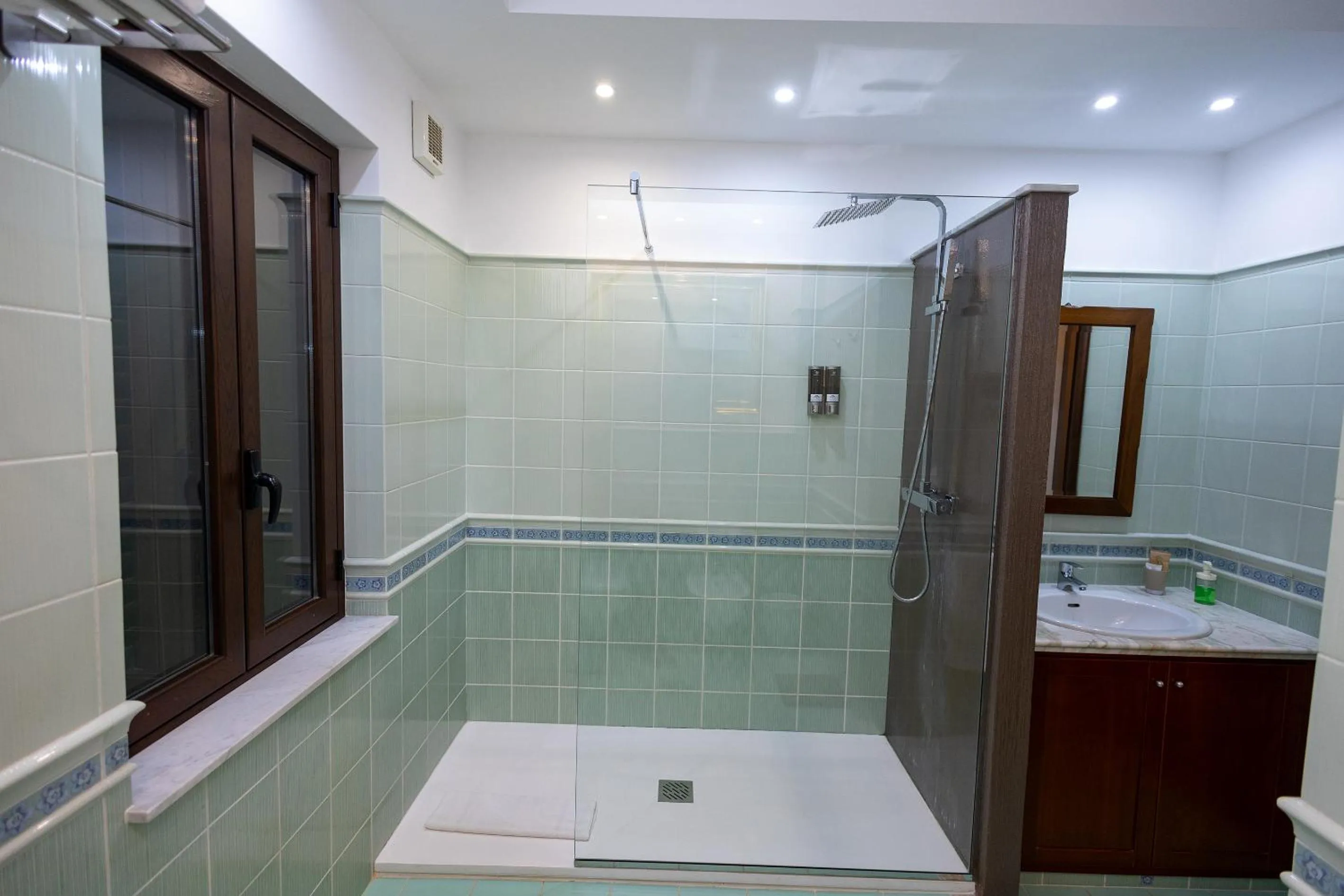 Shower in Marty Luxury B&B