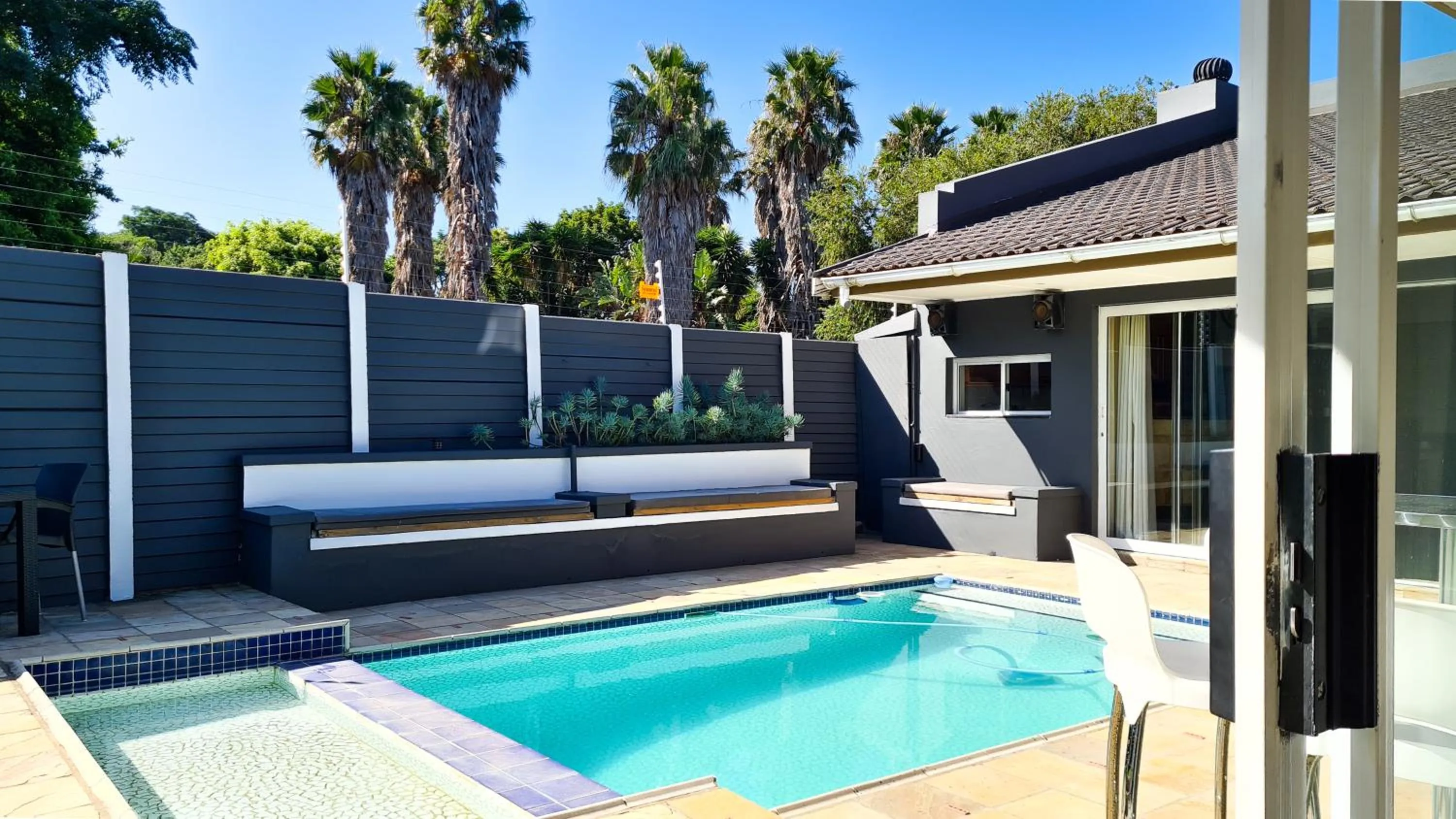 Swimming pool in Lido Living