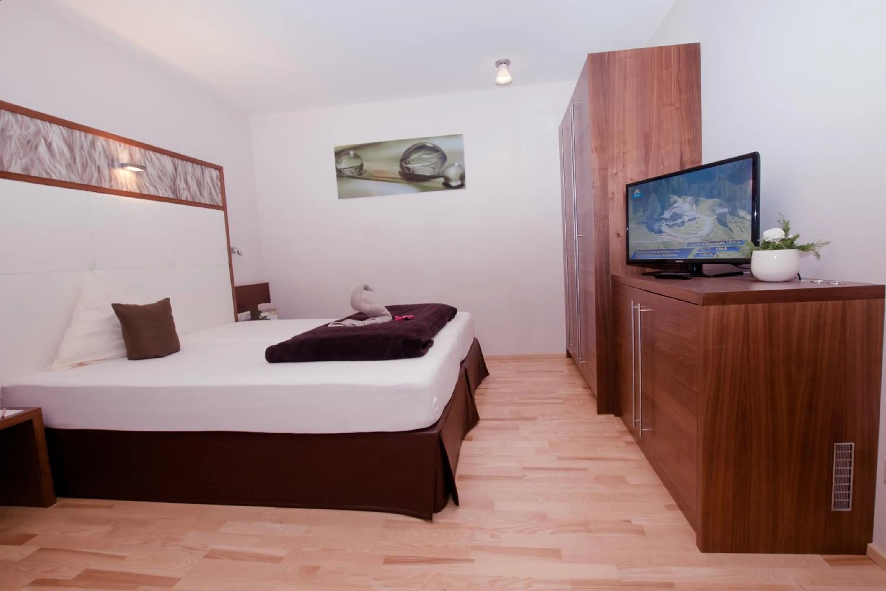 Photo of the whole room, Bed in Hotel Jennys Schlössl