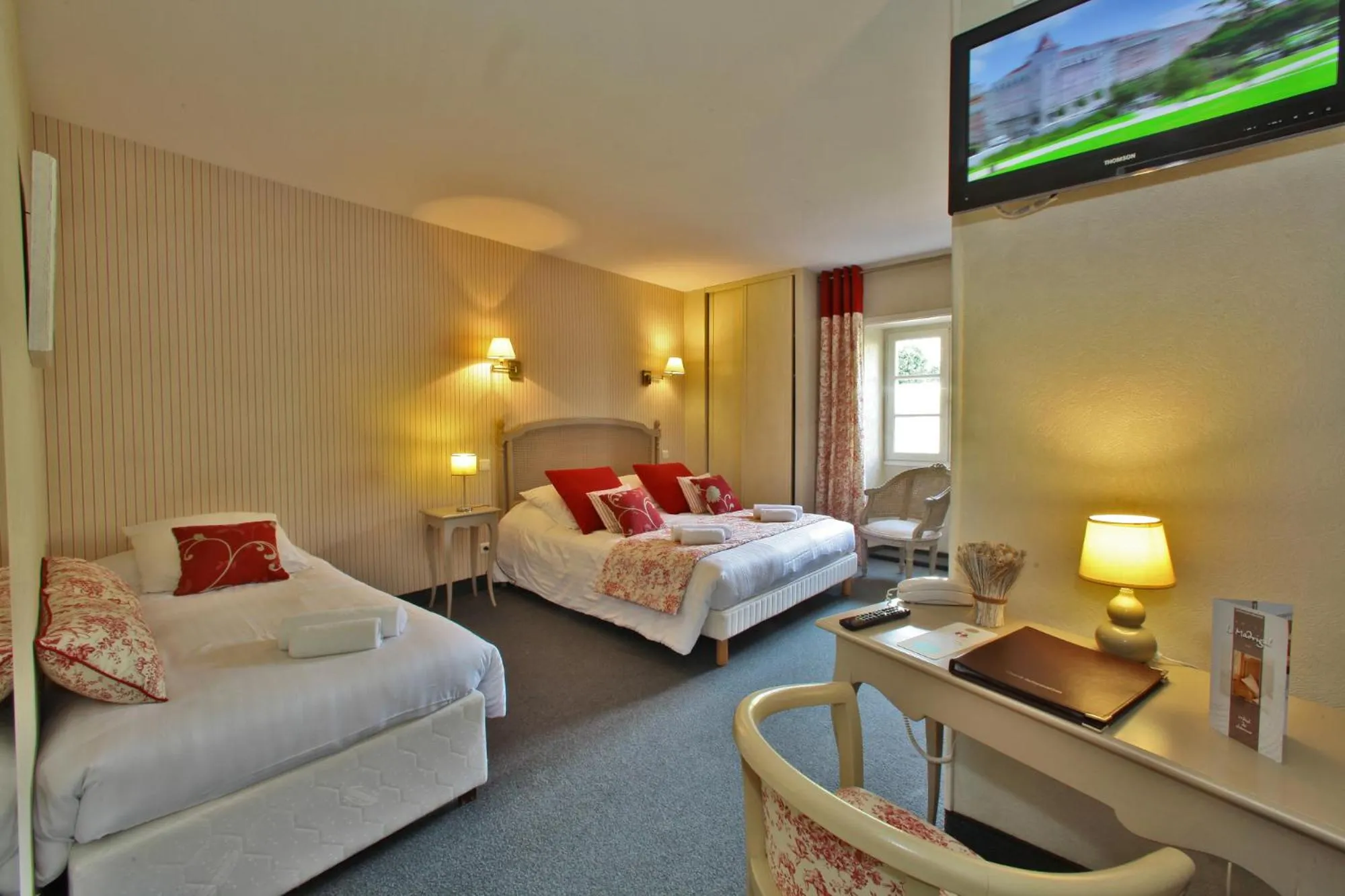 Bed in Hôtel Le Madrigal