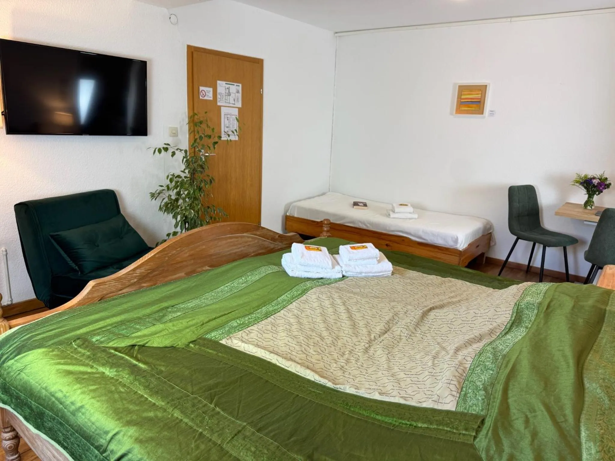 Bedroom, Bed in Rhein River Guesthouse - direkt am Rhein