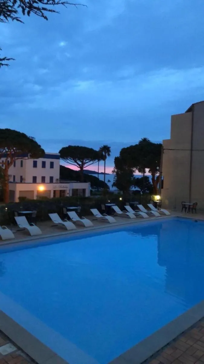 Swimming Pool in Hotel Madame Mere