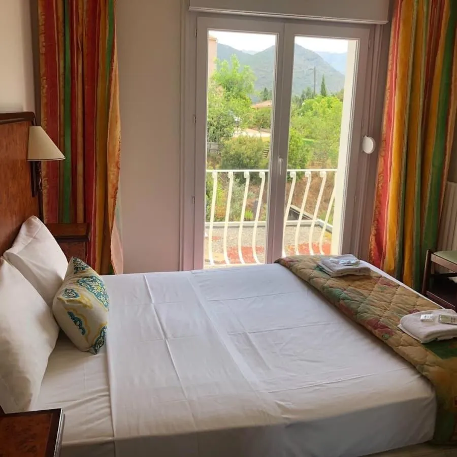 Bed in Hotel Madame Mere