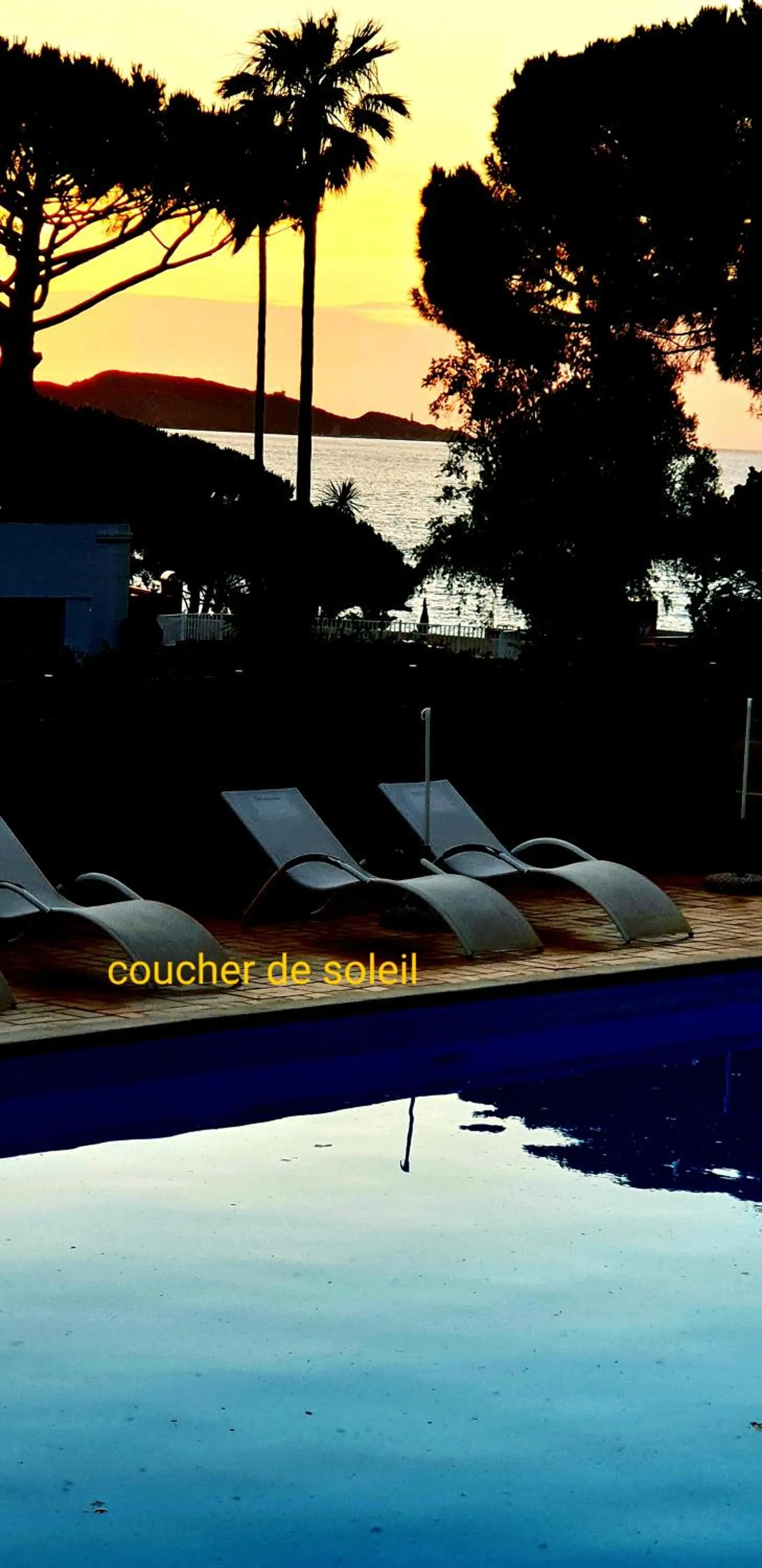 Swimming Pool in Hotel Madame Mere