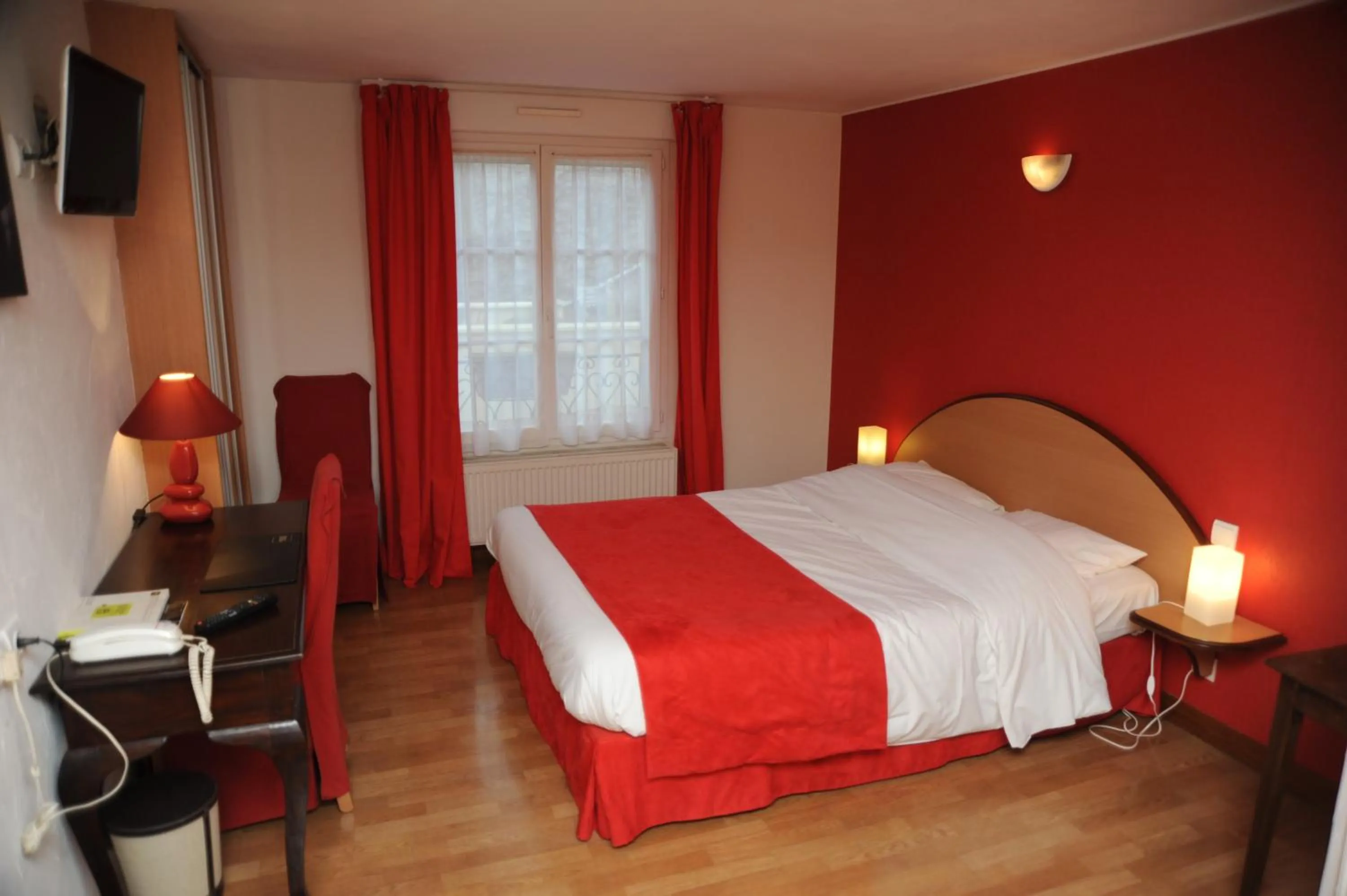 Bed in Logis - Hôtel Restaurant l'Ecu de France