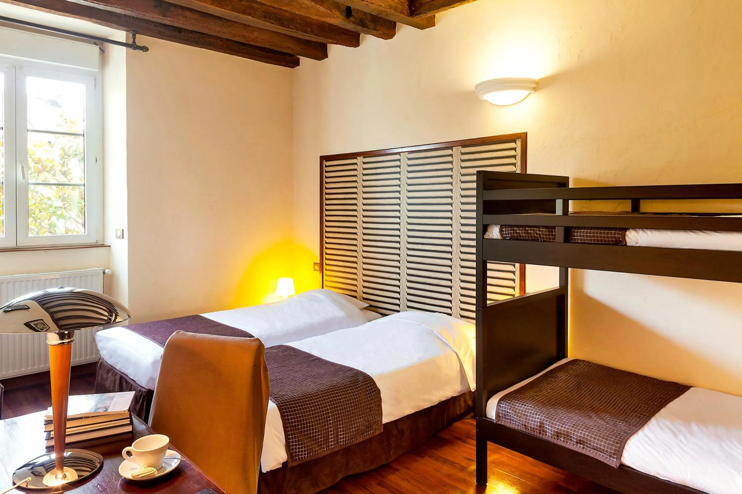 Day, Bed in Logis - Hôtel Restaurant l'Ecu de France