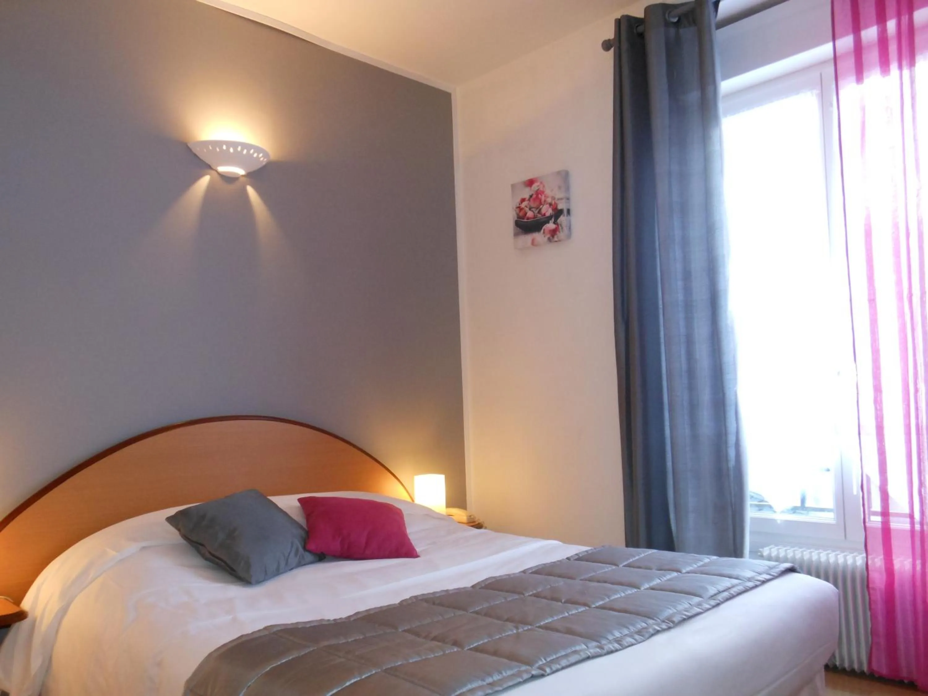 Day, Bed in Logis - Hôtel Restaurant l'Ecu de France