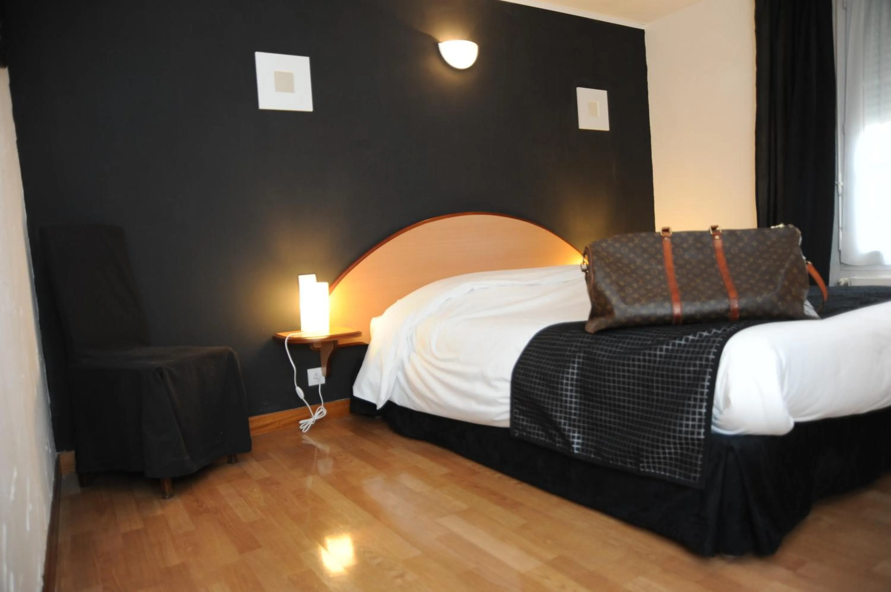 Photo of the whole room, Bed in Logis - Hôtel Restaurant l'Ecu de France