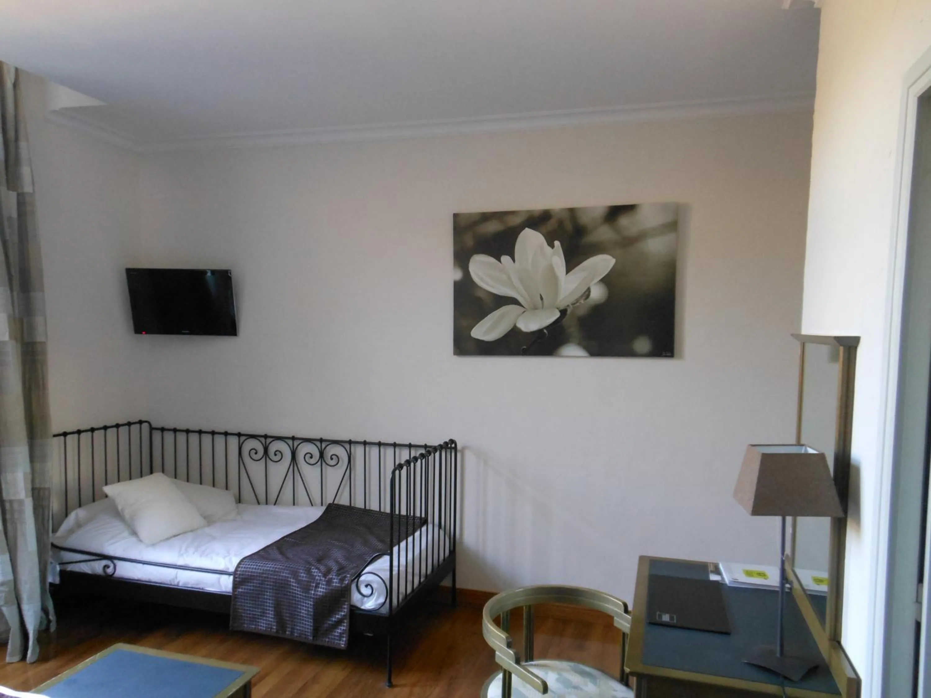 Photo of the whole room, Bed in Logis - Hôtel Restaurant l'Ecu de France