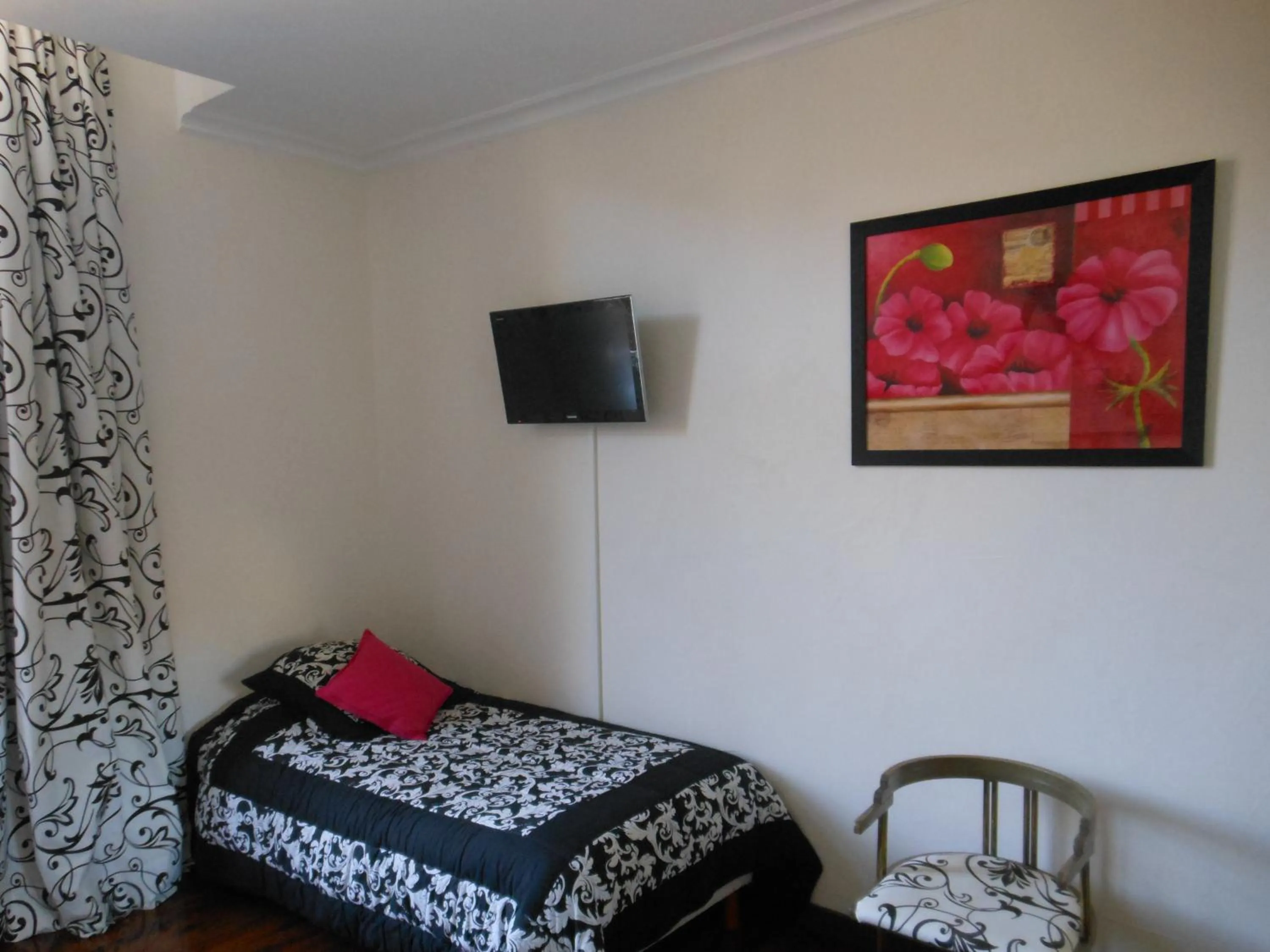 Photo of the whole room, Bed in Logis - Hôtel Restaurant l'Ecu de France