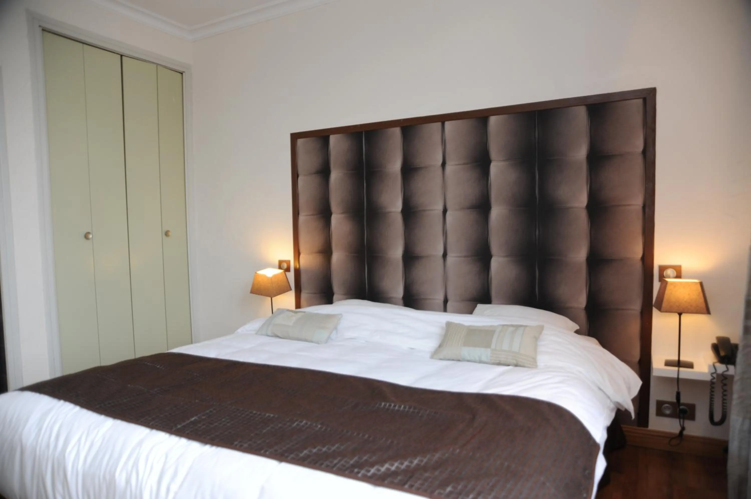 Photo of the whole room, Bed in Logis - Hôtel Restaurant l'Ecu de France