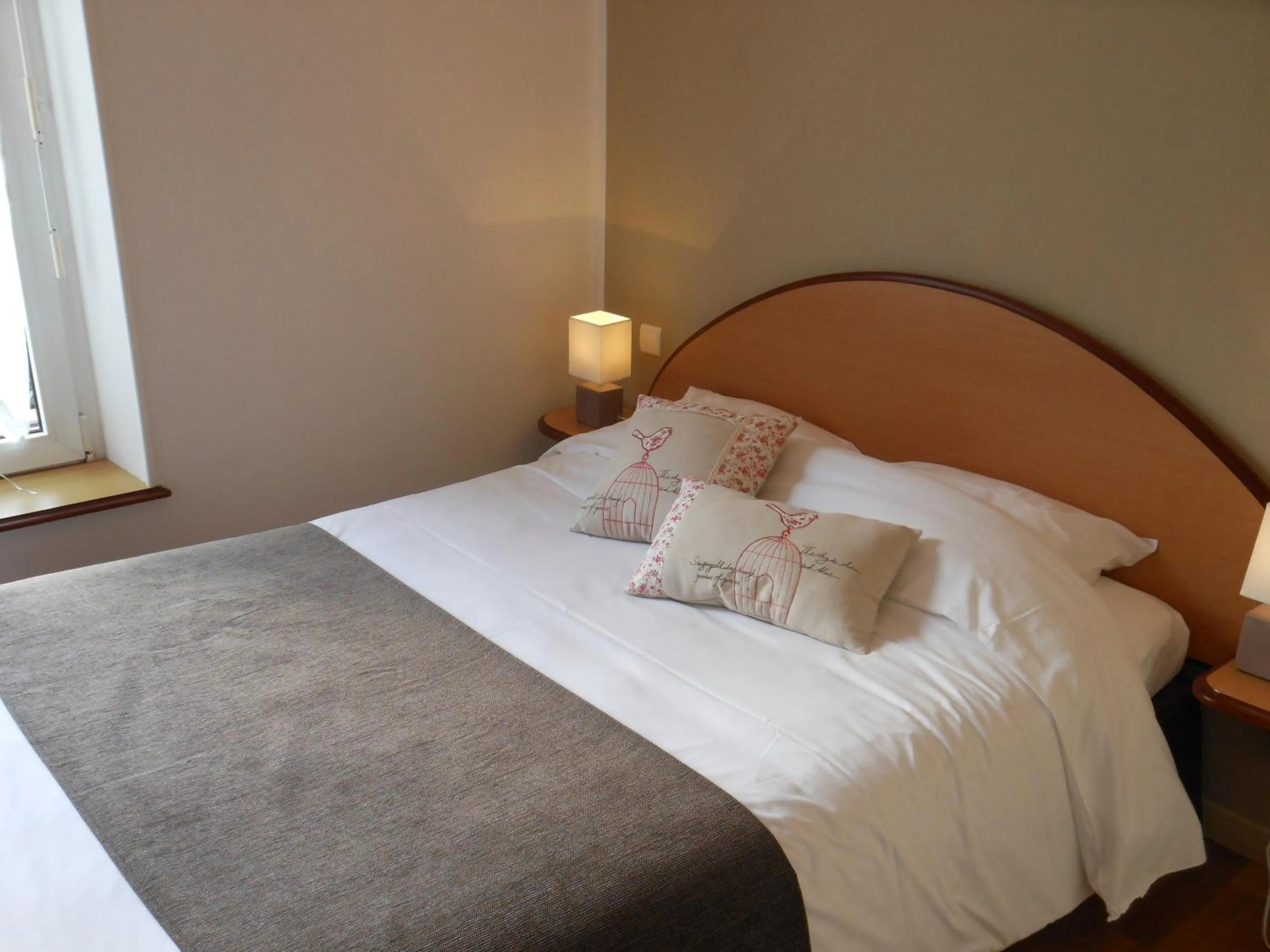 Bed in Logis - Hôtel Restaurant l'Ecu de France