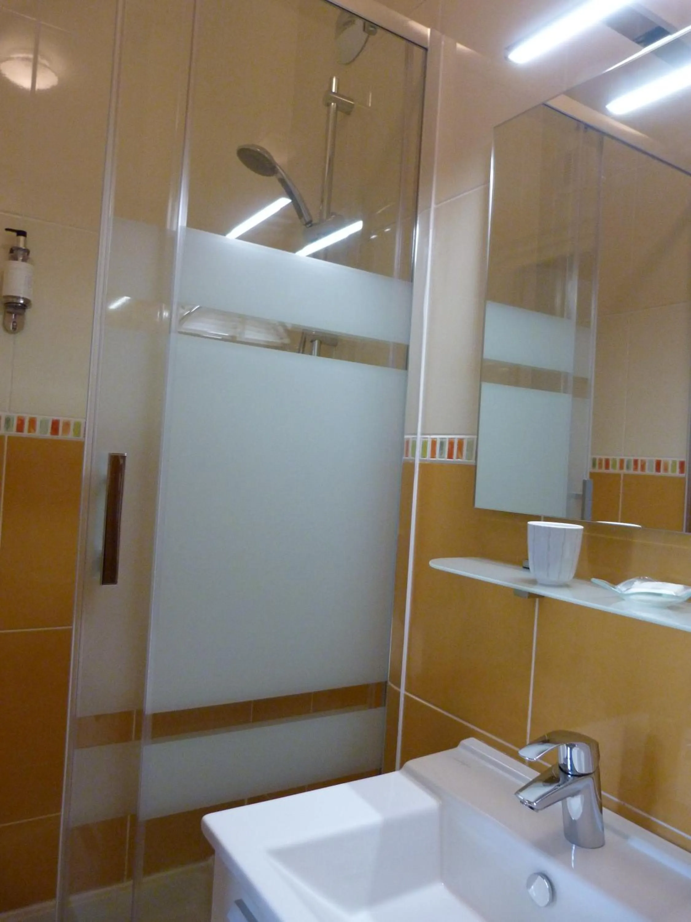 Shower in Hôtel Le Bretagne