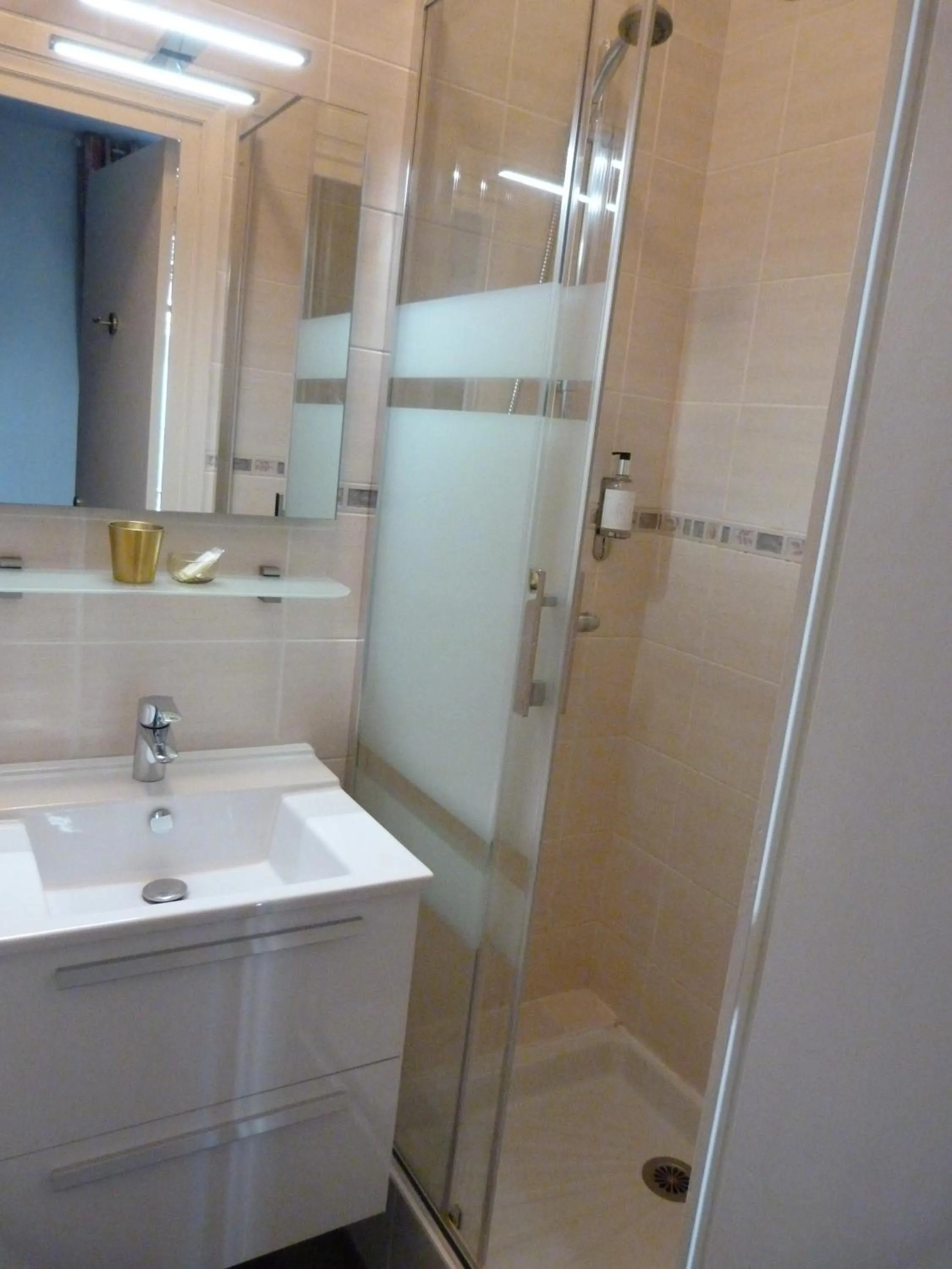 Bathroom in Hôtel Le Bretagne