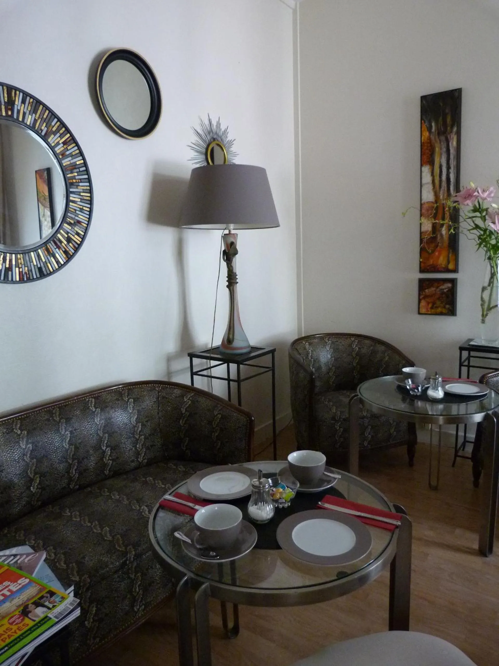 Communal lounge/ TV room in Hôtel Le Bretagne