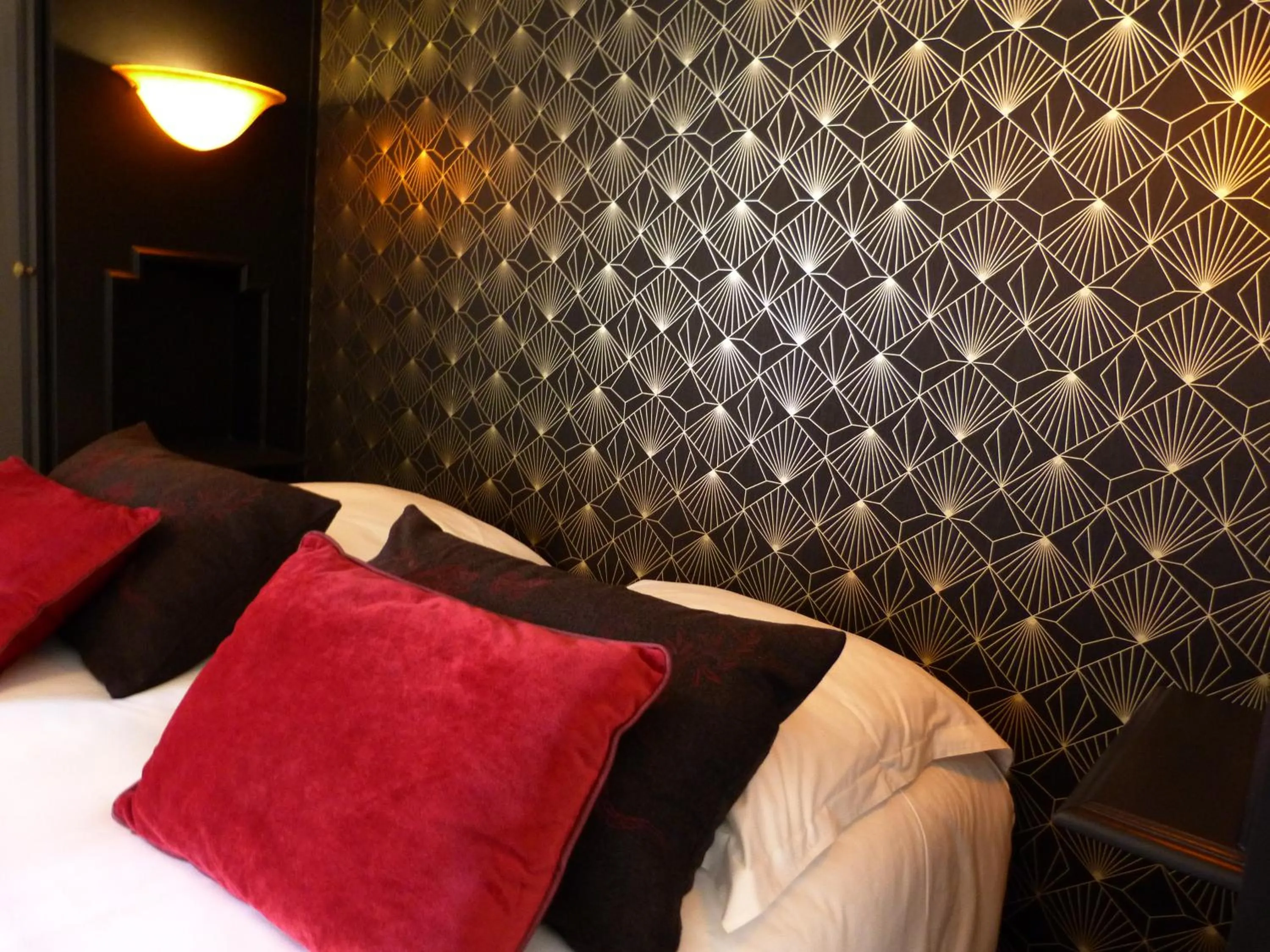 Decorative detail, Bed in Hôtel Le Bretagne