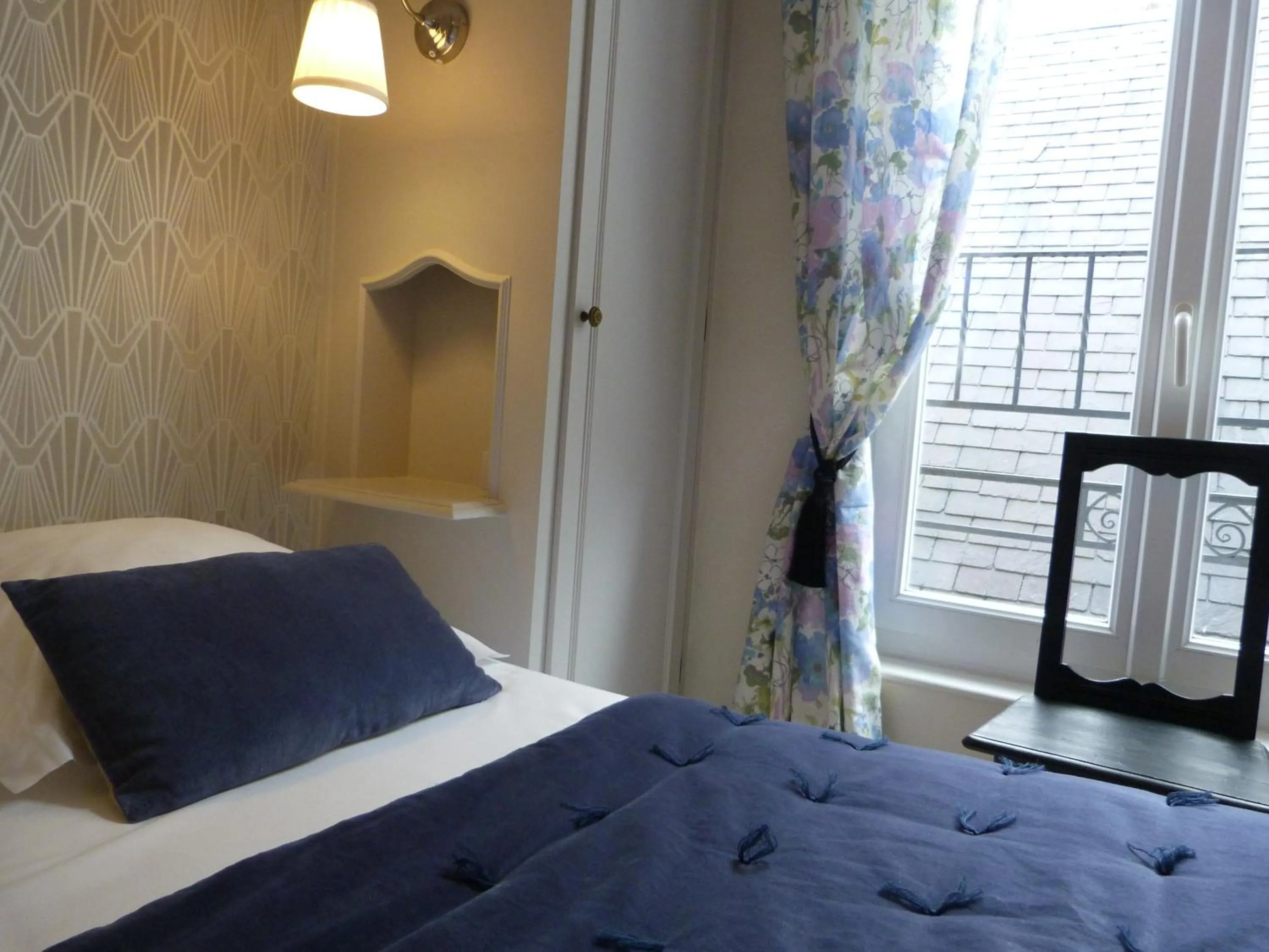 Decorative detail, Bed in Hôtel Le Bretagne