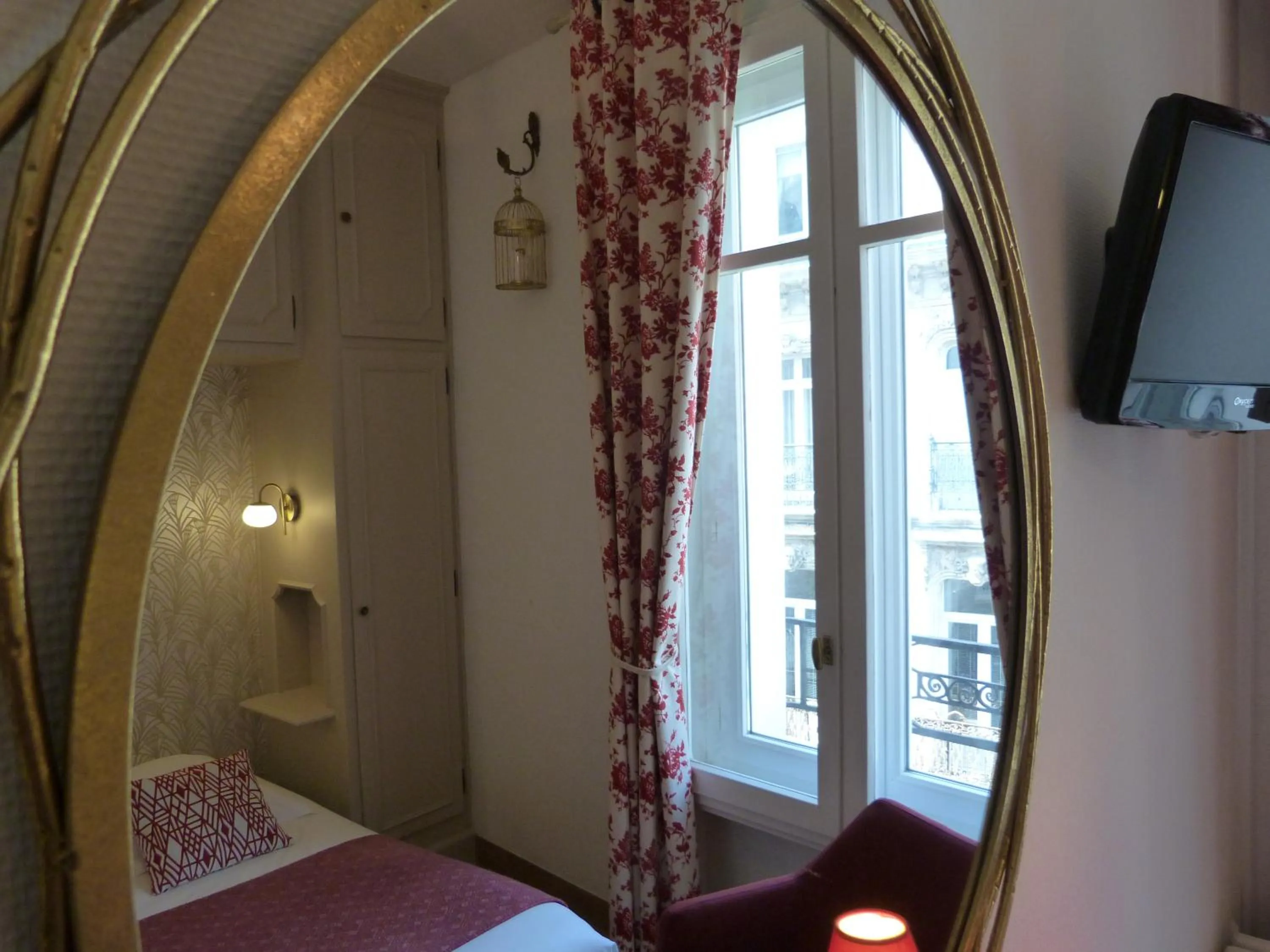 Decorative detail, Bed in Hôtel Le Bretagne