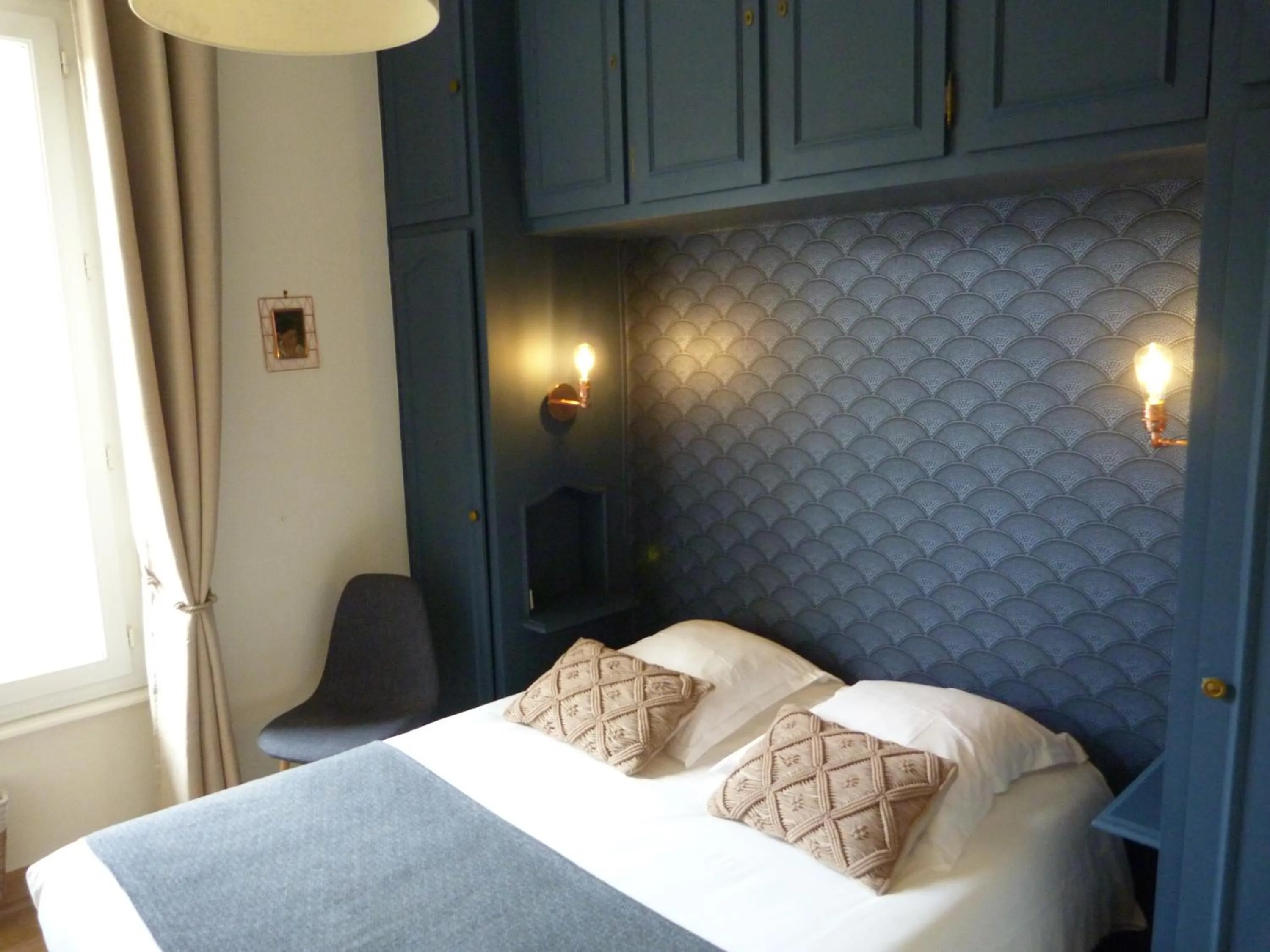 Photo of the whole room, Bed in Hôtel Le Bretagne