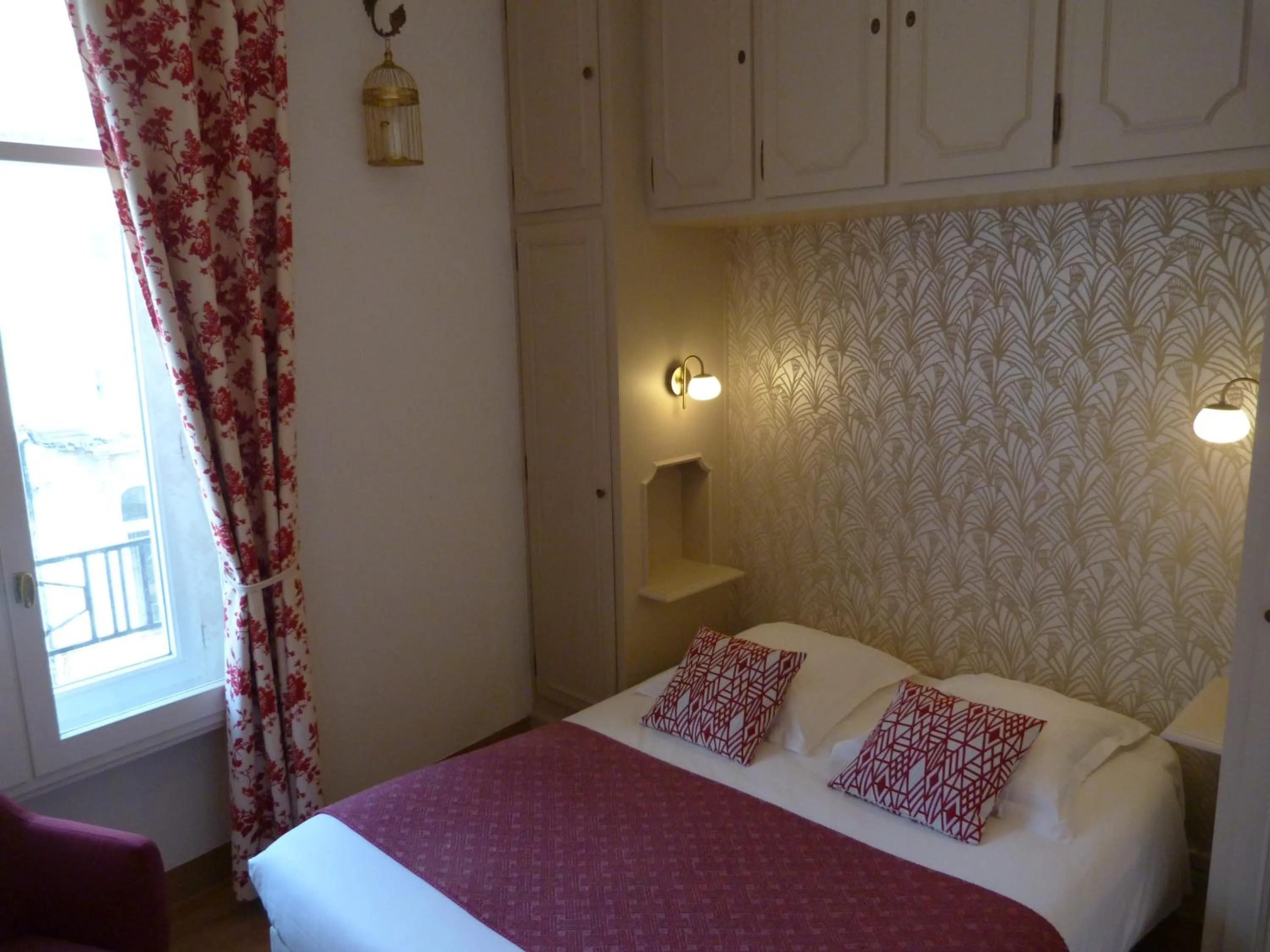 Photo of the whole room, Bed in Hôtel Le Bretagne