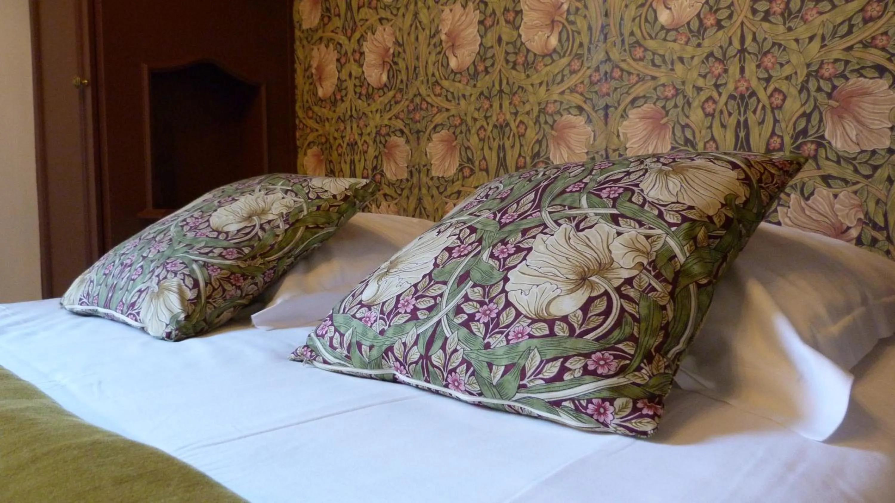 Bedroom, Bed in Hôtel Le Bretagne