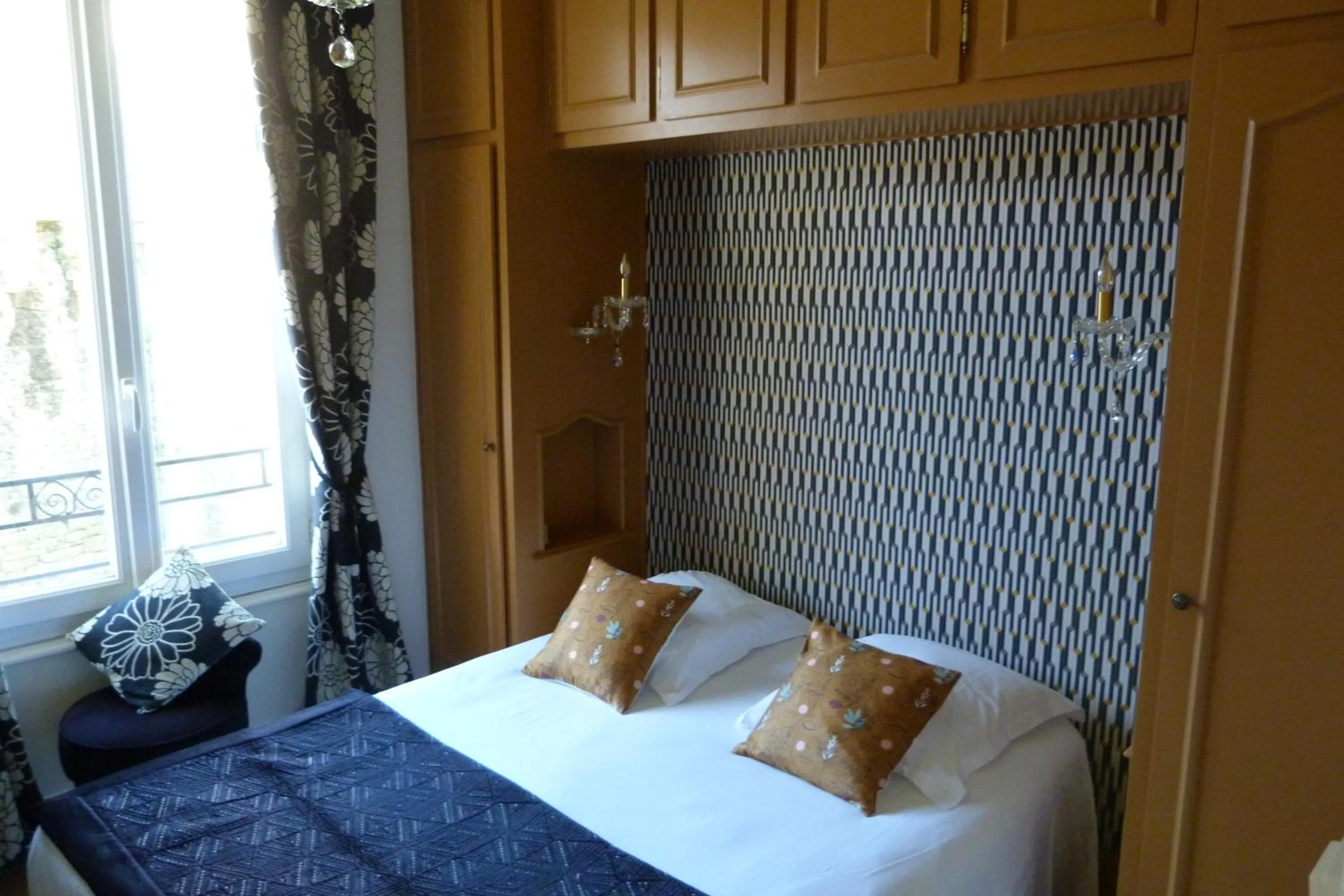 Bed in Hôtel Le Bretagne