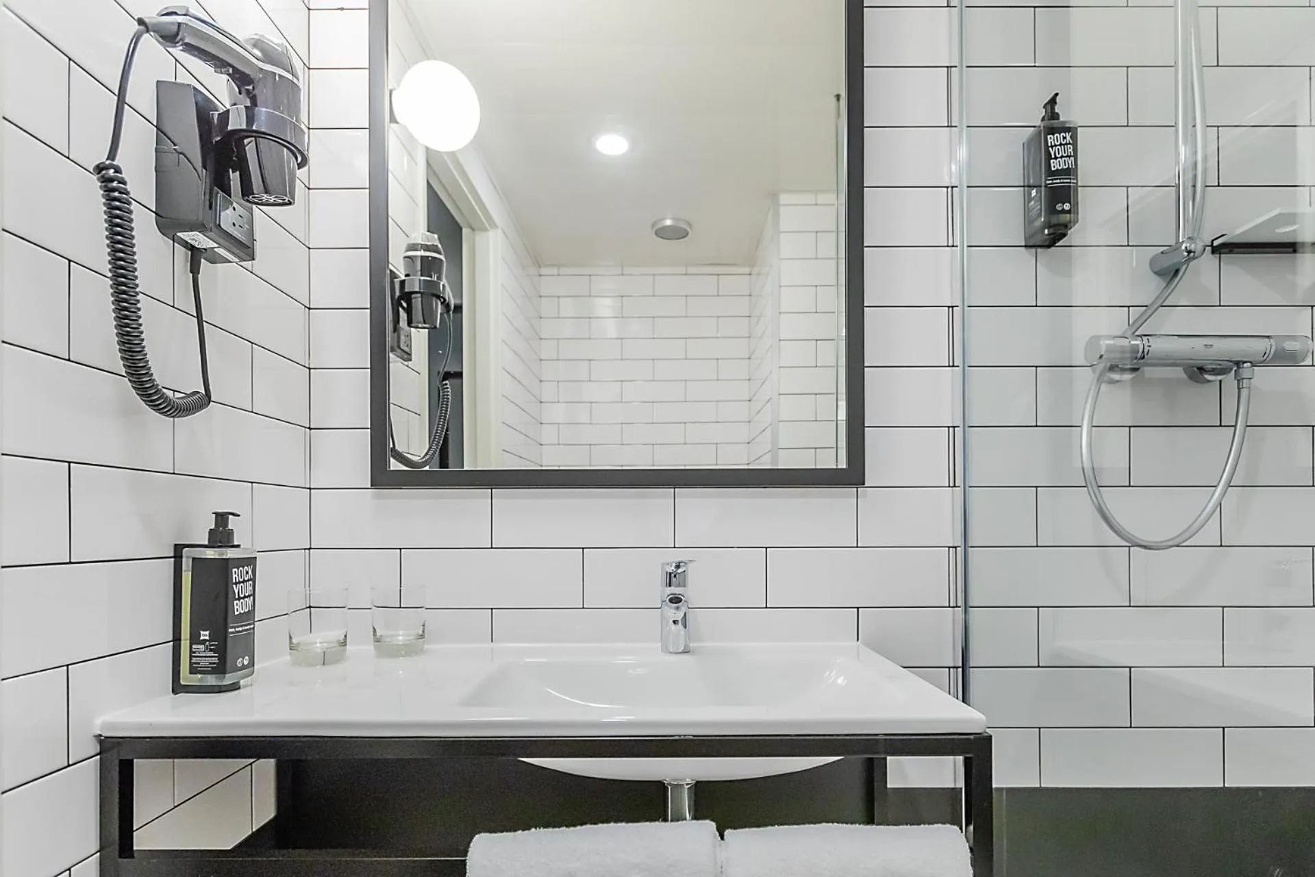 Bathroom in Hotel ibis Guimaraes