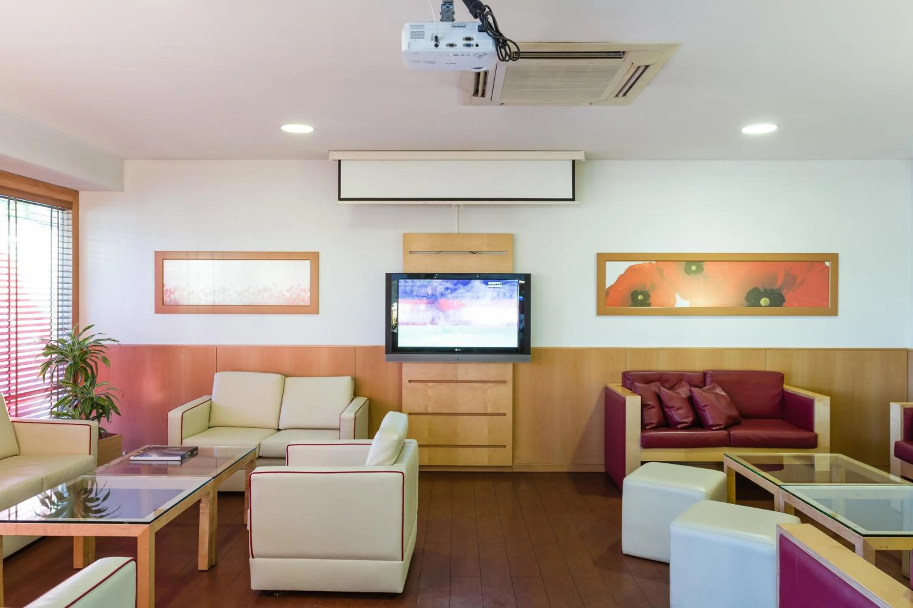 Communal lounge/ TV room in Hotel ibis Porto Sao Joao