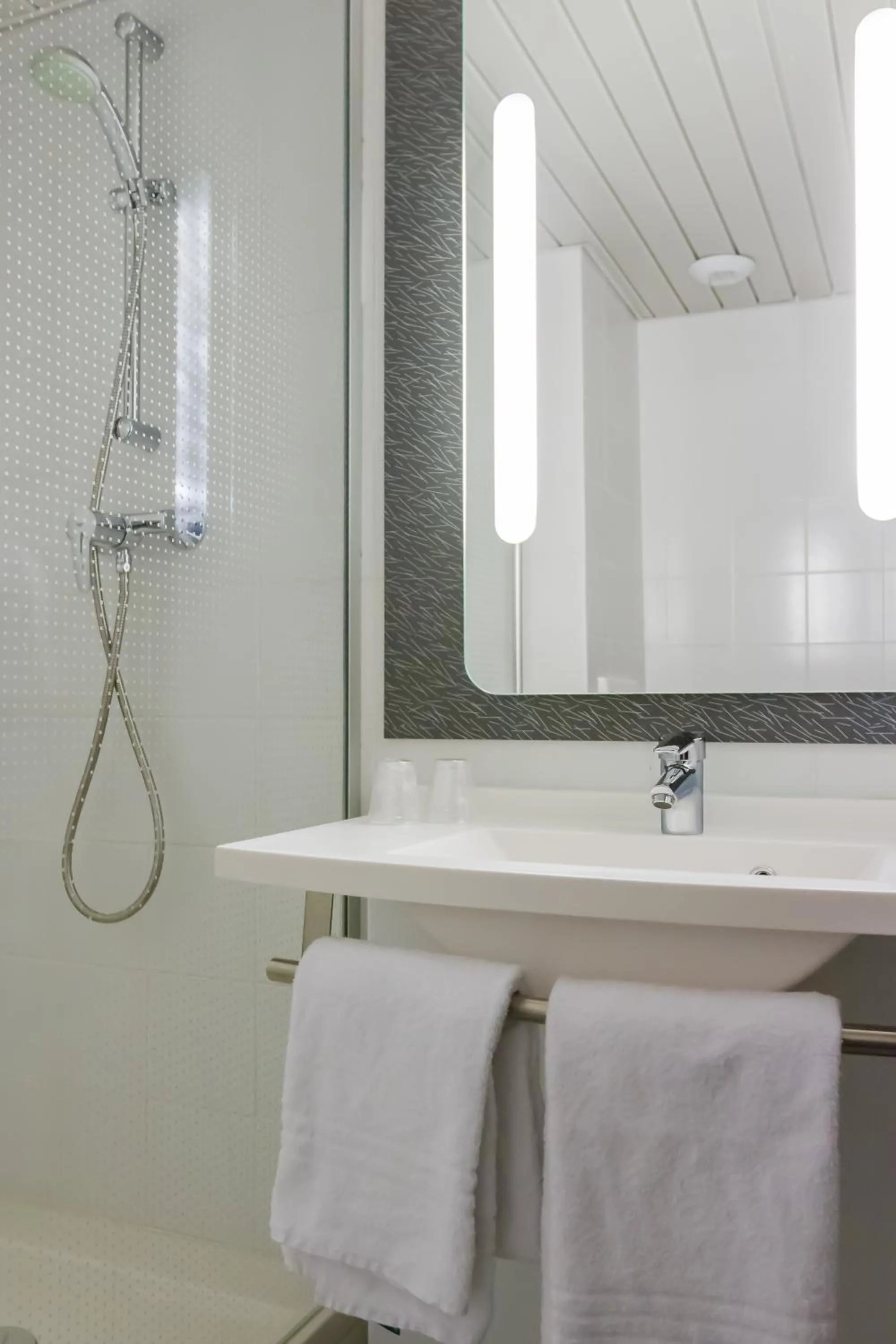 Toilet in Hotel ibis Porto Sao Joao