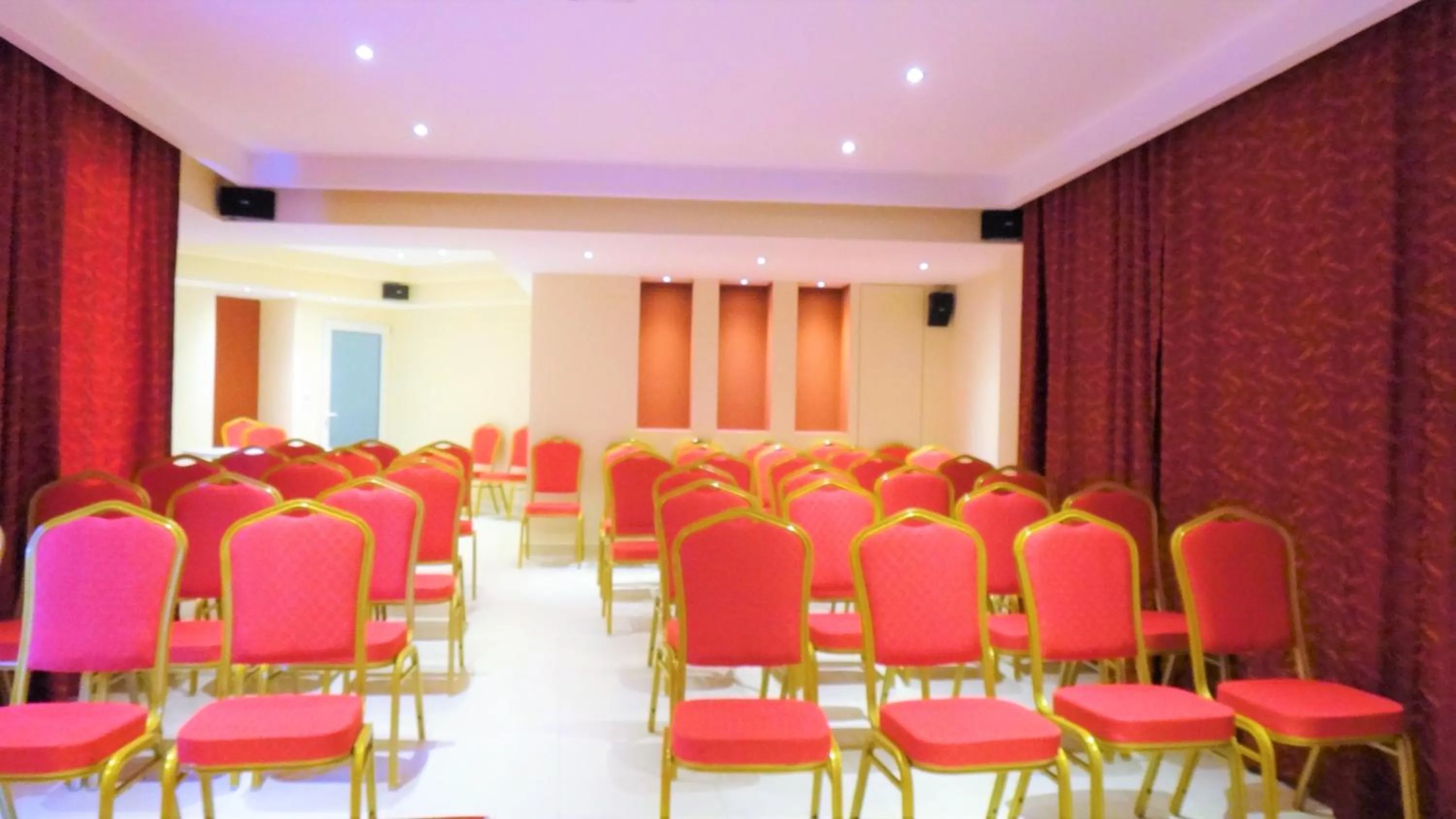 Business facilities in 9 Queens Spa Hotel