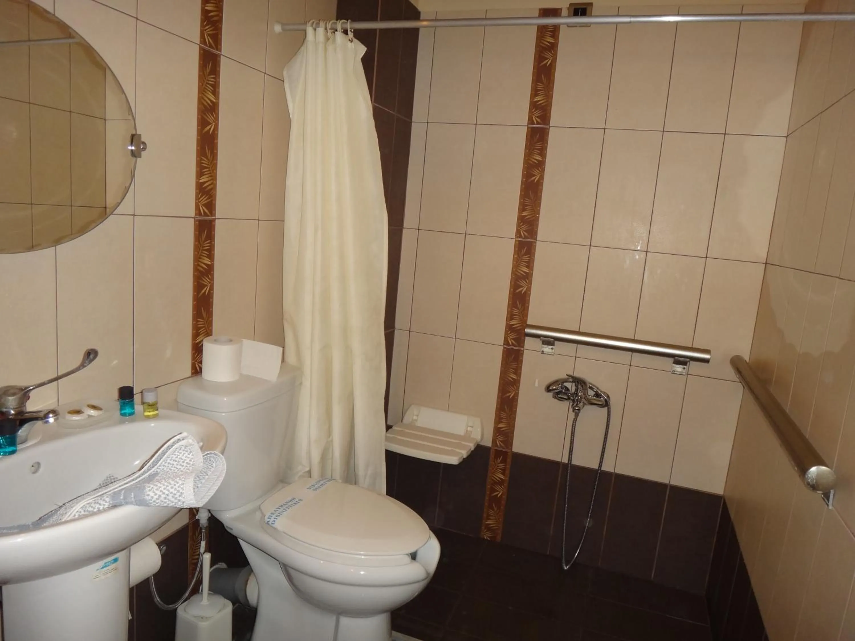 Bathroom in 9 Queens Spa Hotel