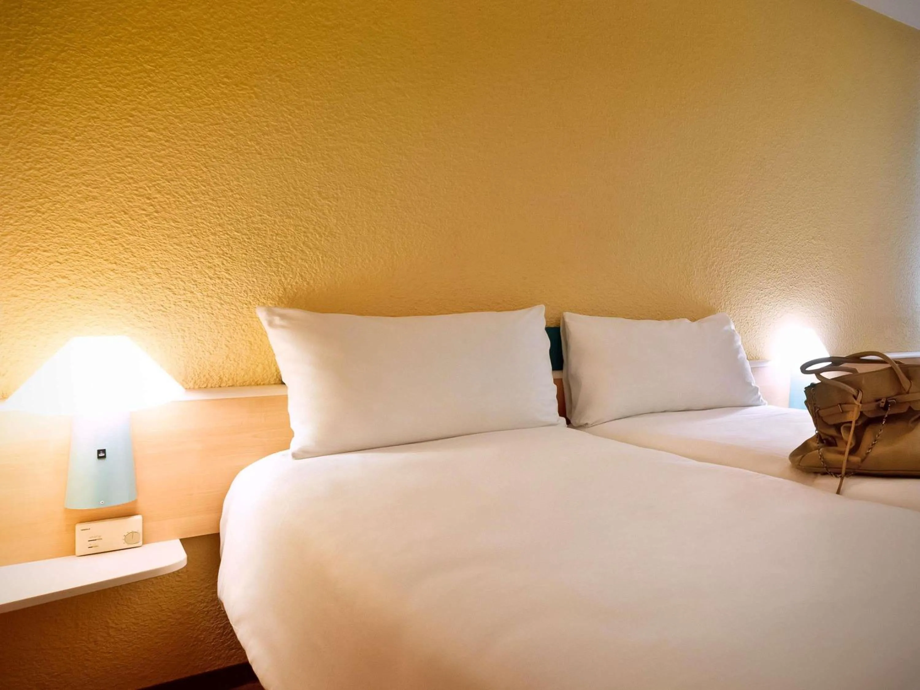 Bedroom, Bed in Hotel ibis Porto Sul Europarque