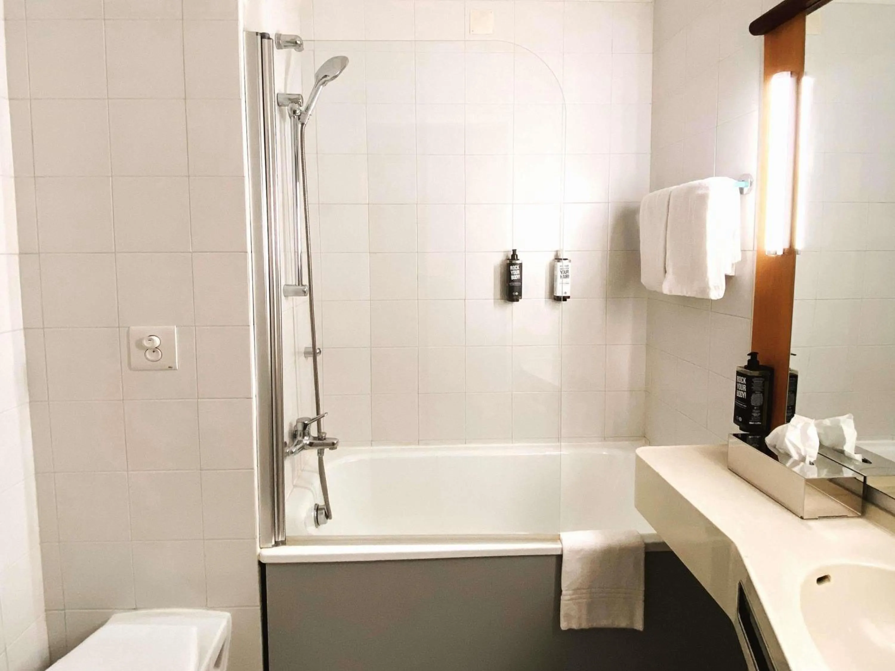 Bedroom in Hotel ibis Porto Sul Europarque