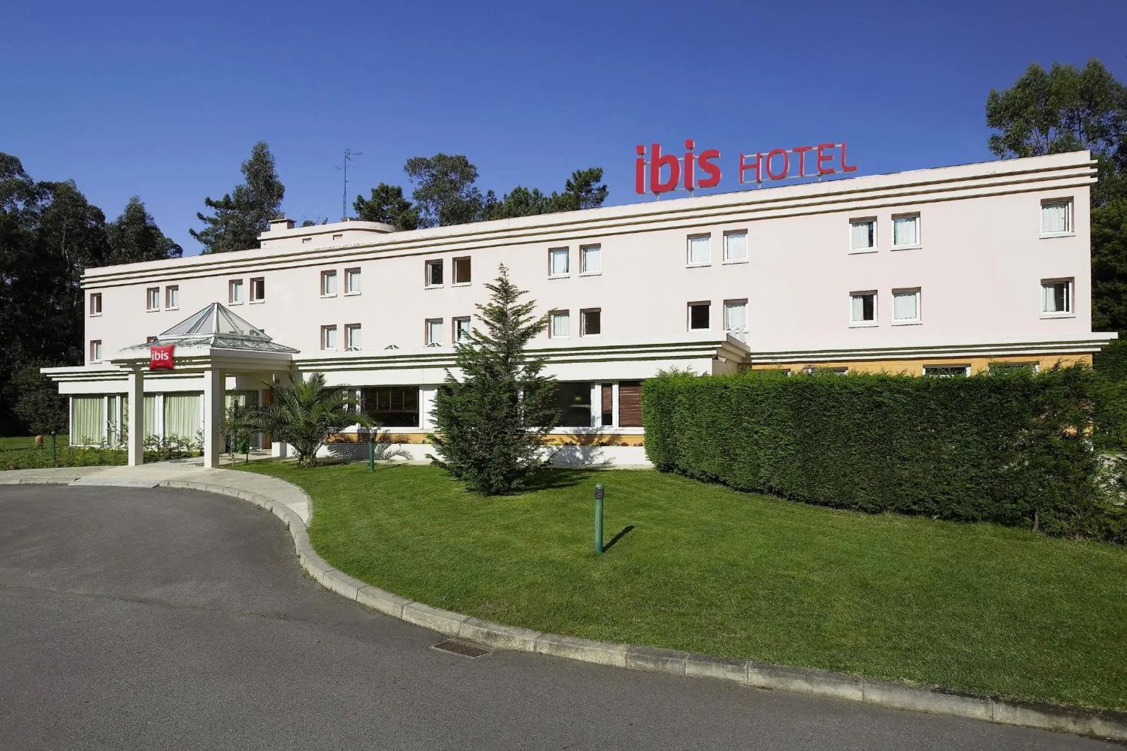 Facade/entrance in Hotel ibis Porto Sul Europarque