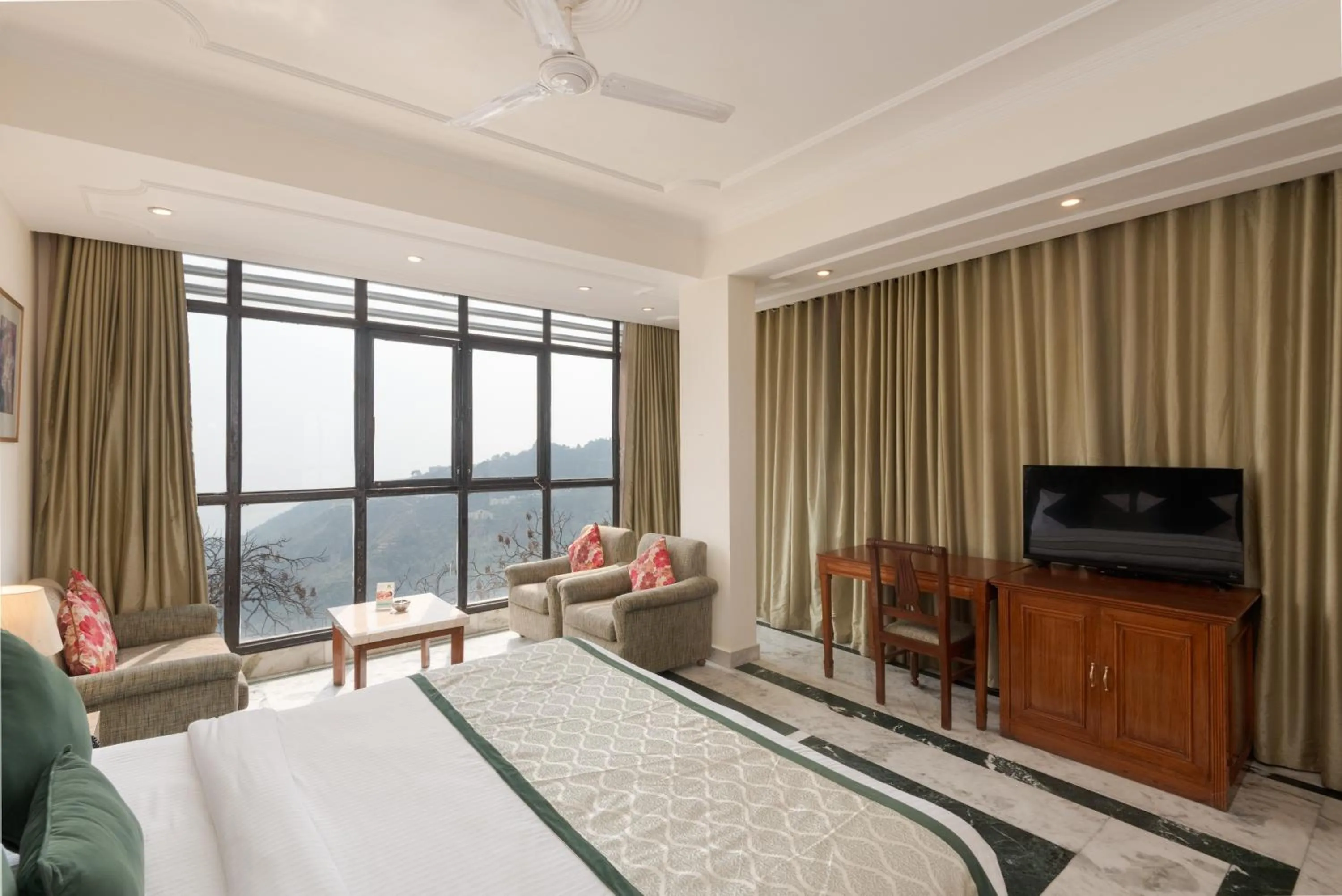 Bedroom, Bed in Tulip Inn Green Castle Mall road