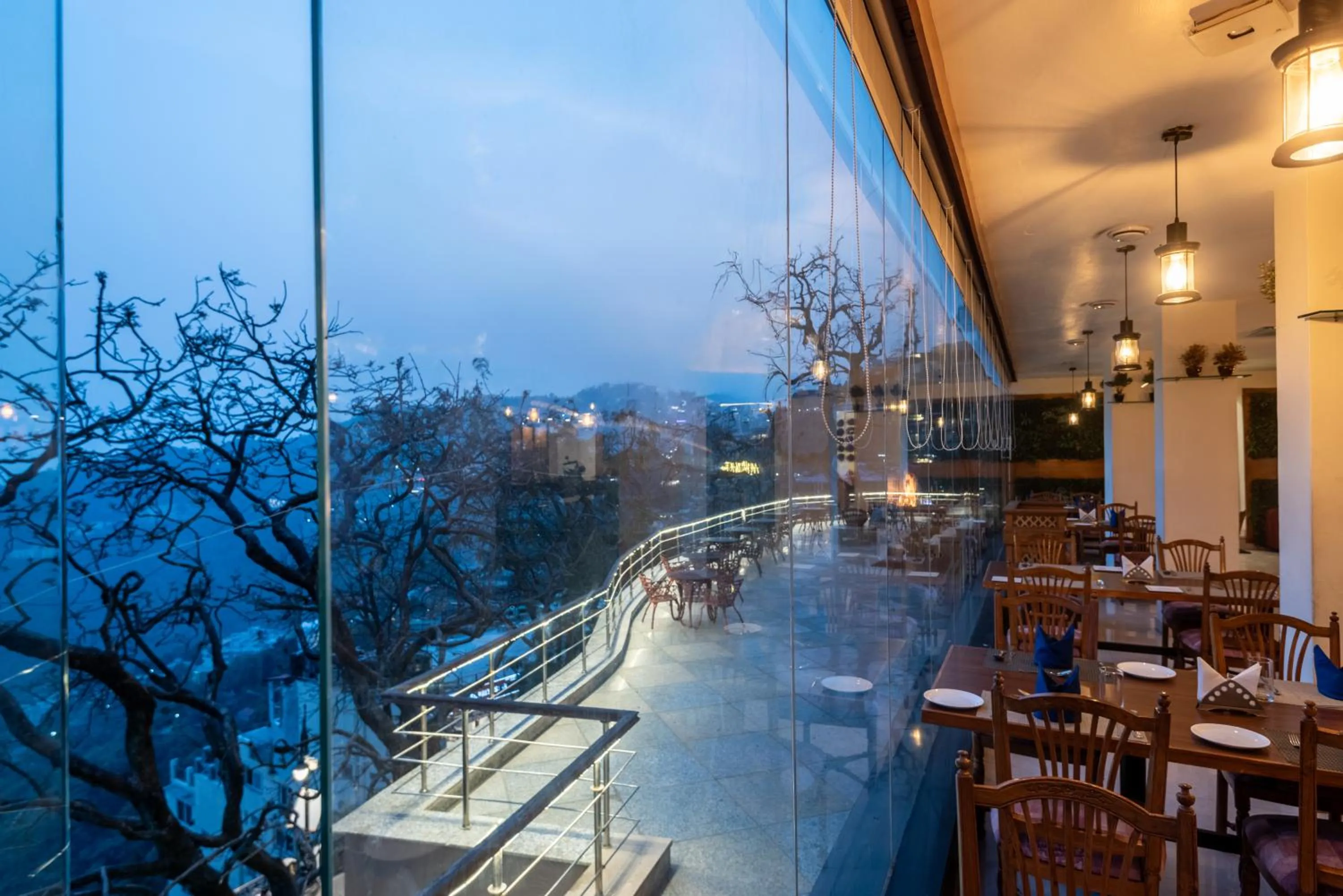 Restaurant/places to eat in Tulip Inn Green Castle Mall road