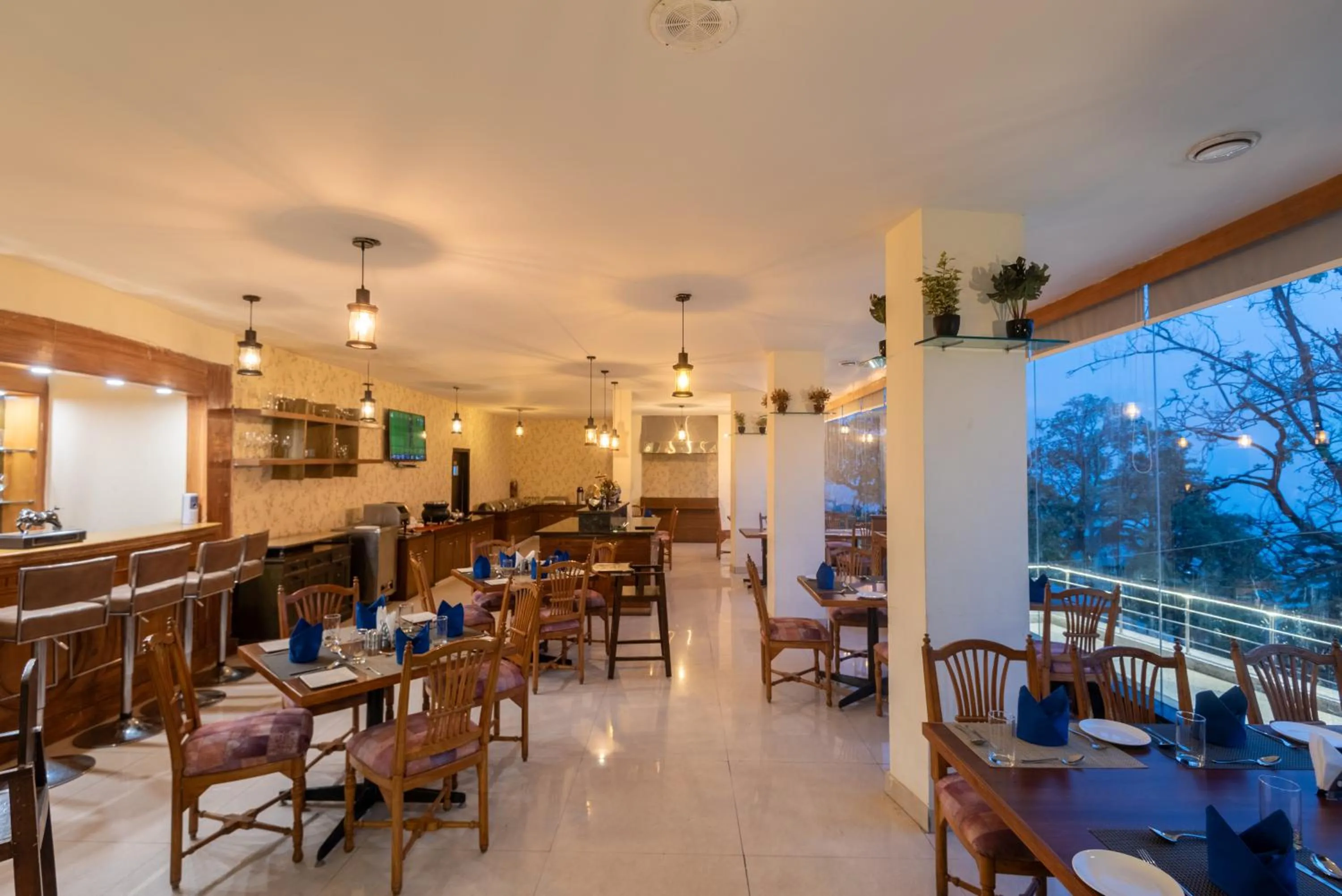 Restaurant/places to eat in Tulip Inn Green Castle Mall road