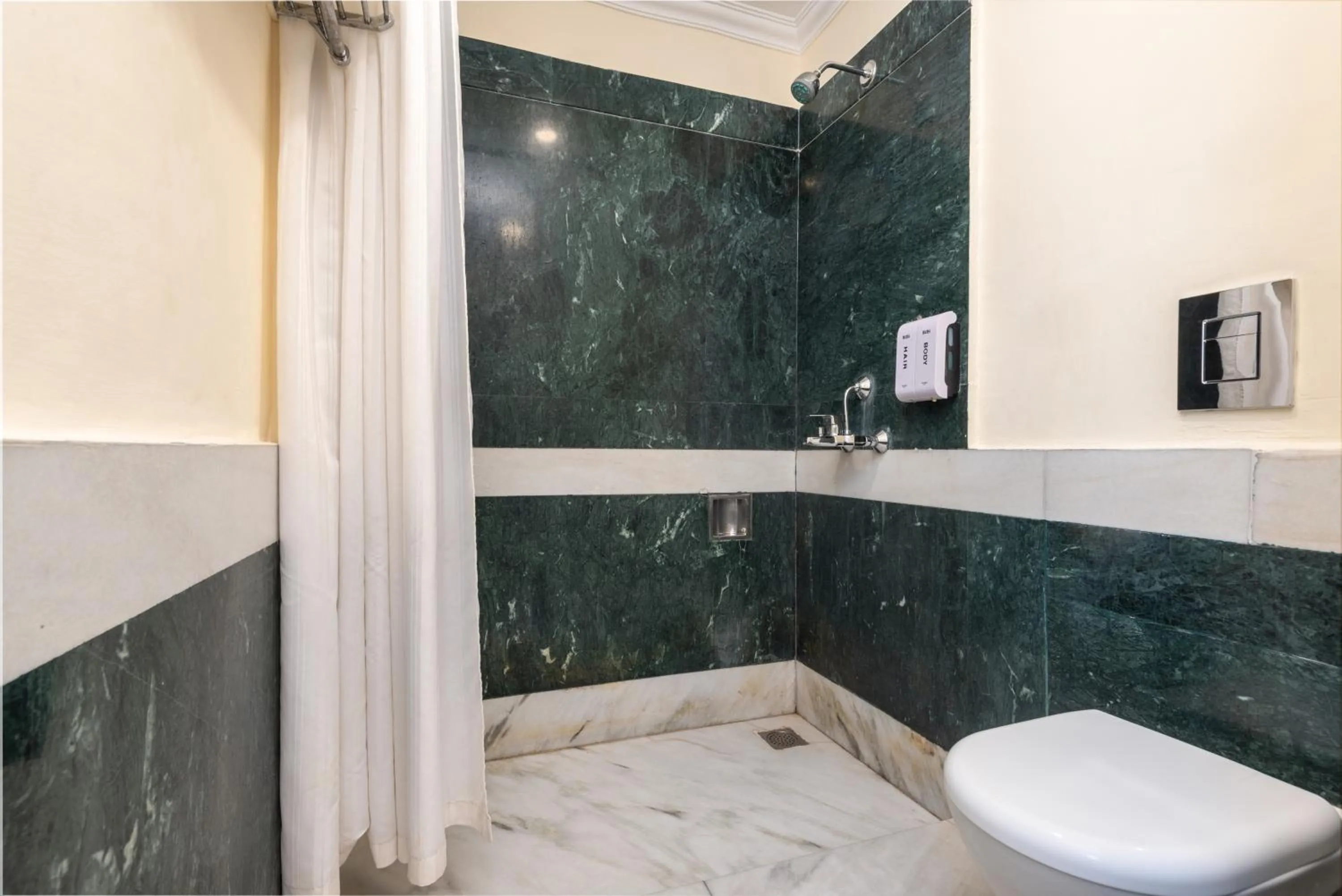 Bathroom in Tulip Inn Green Castle Mall road